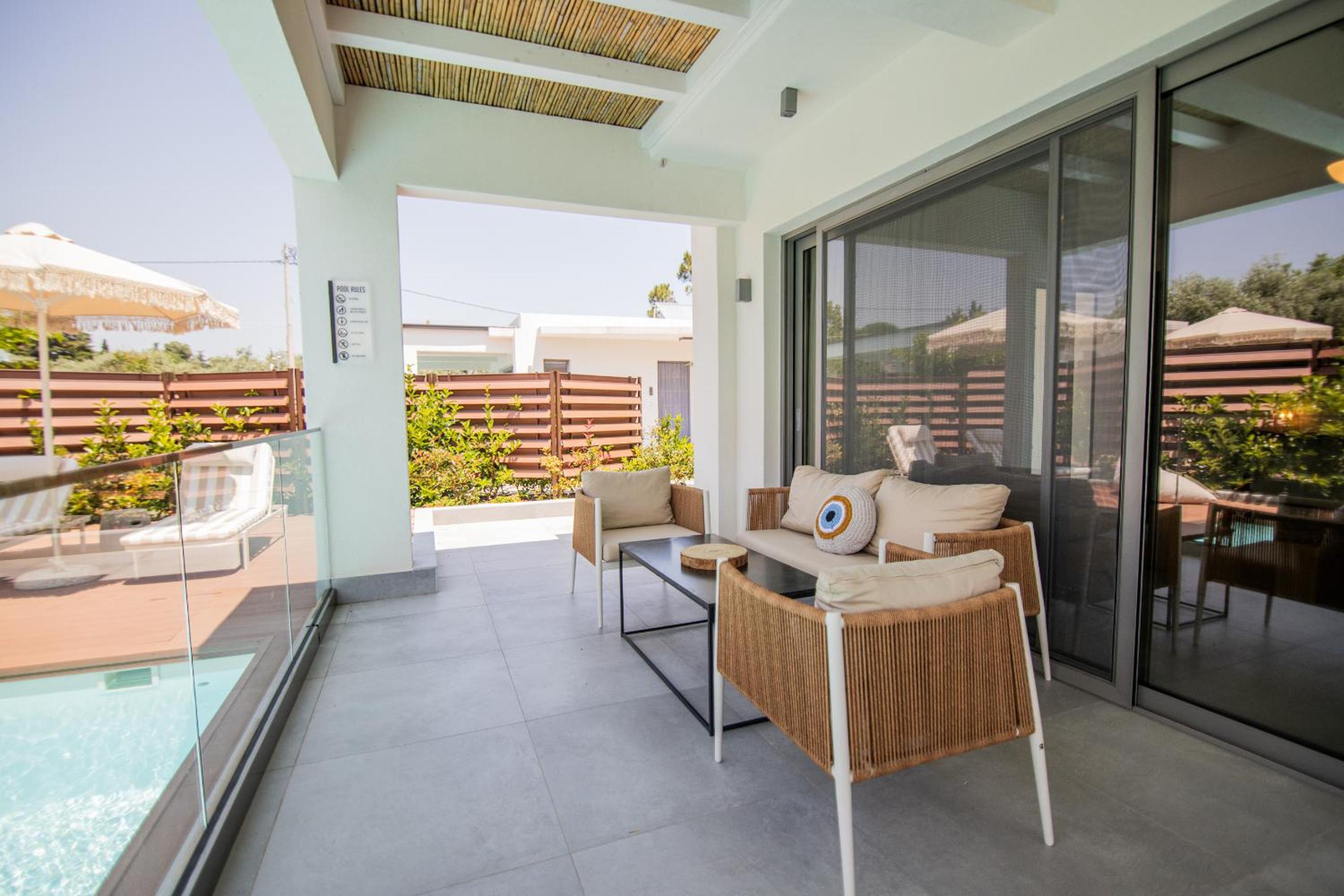 4 Roses Pool Villas
