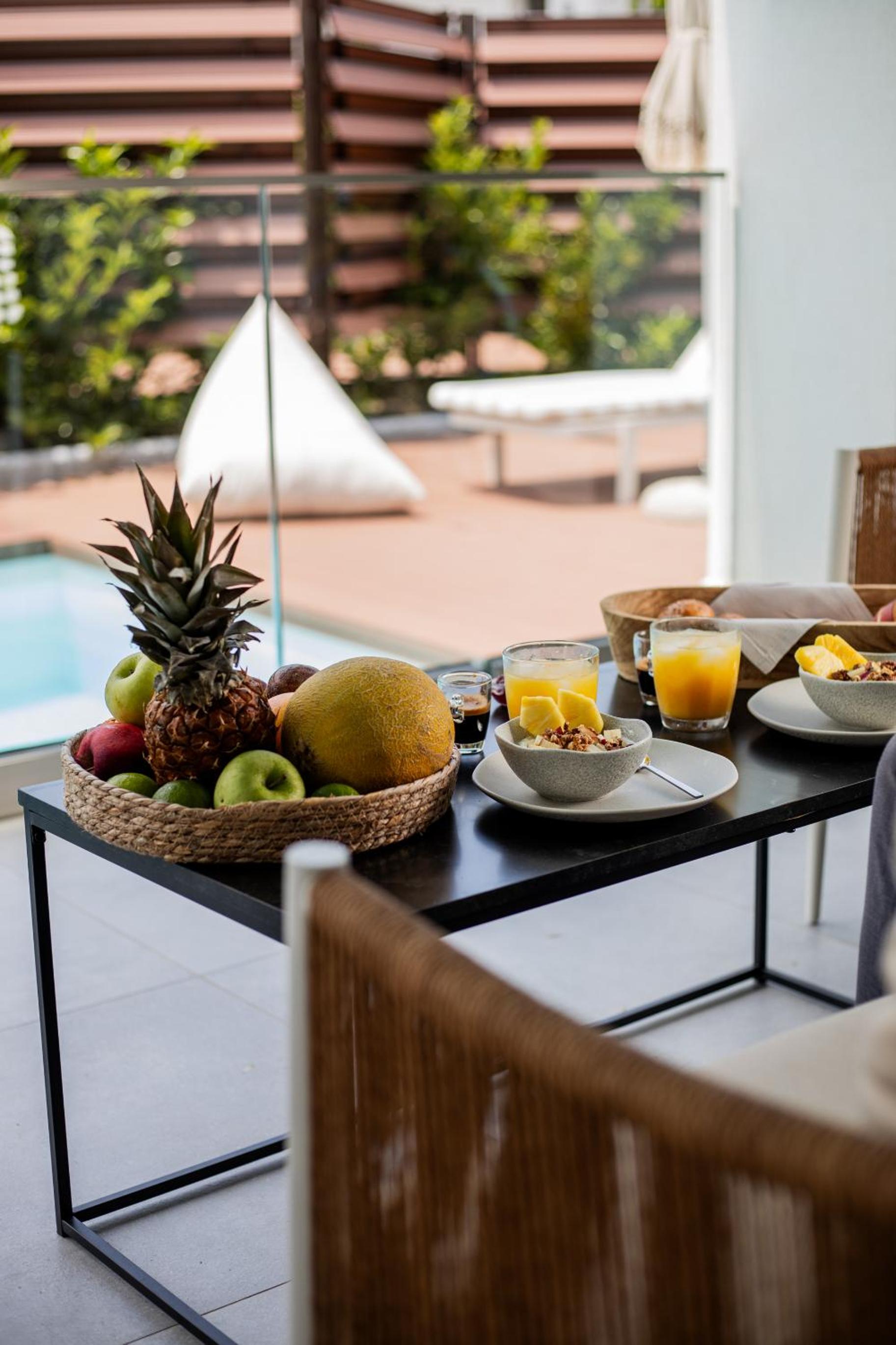 4 Roses Pool Villas