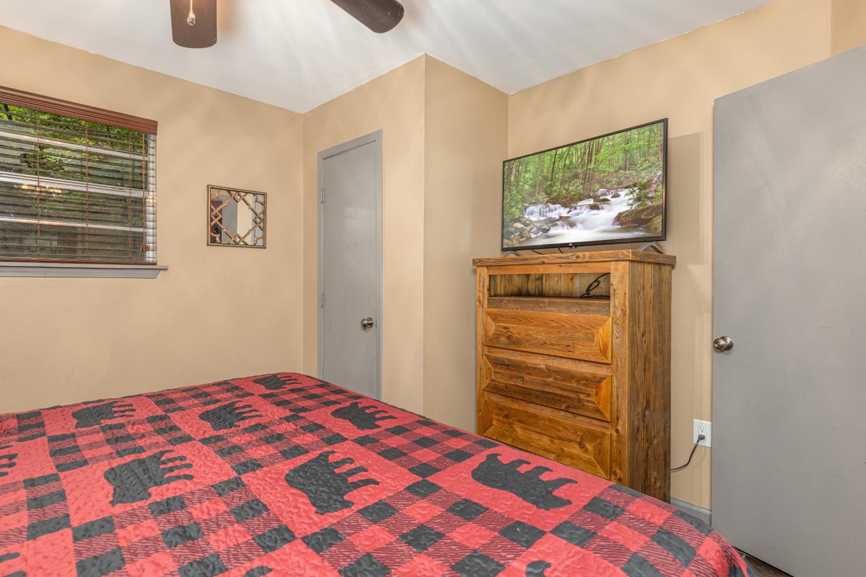 Sleepy Hollow, FREE Dollywood ticket & more, secluded 2BR2BA, game loft, hot tub, covered porch view 5