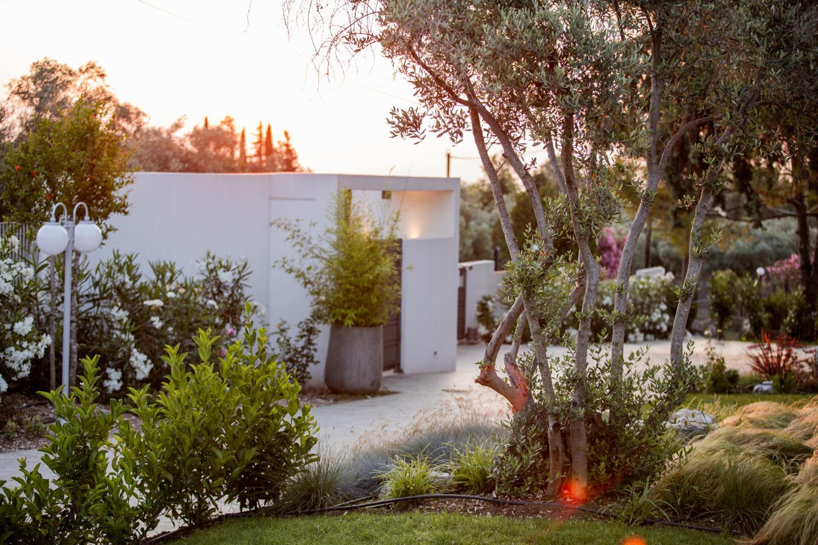 4 Roses Pool Villas