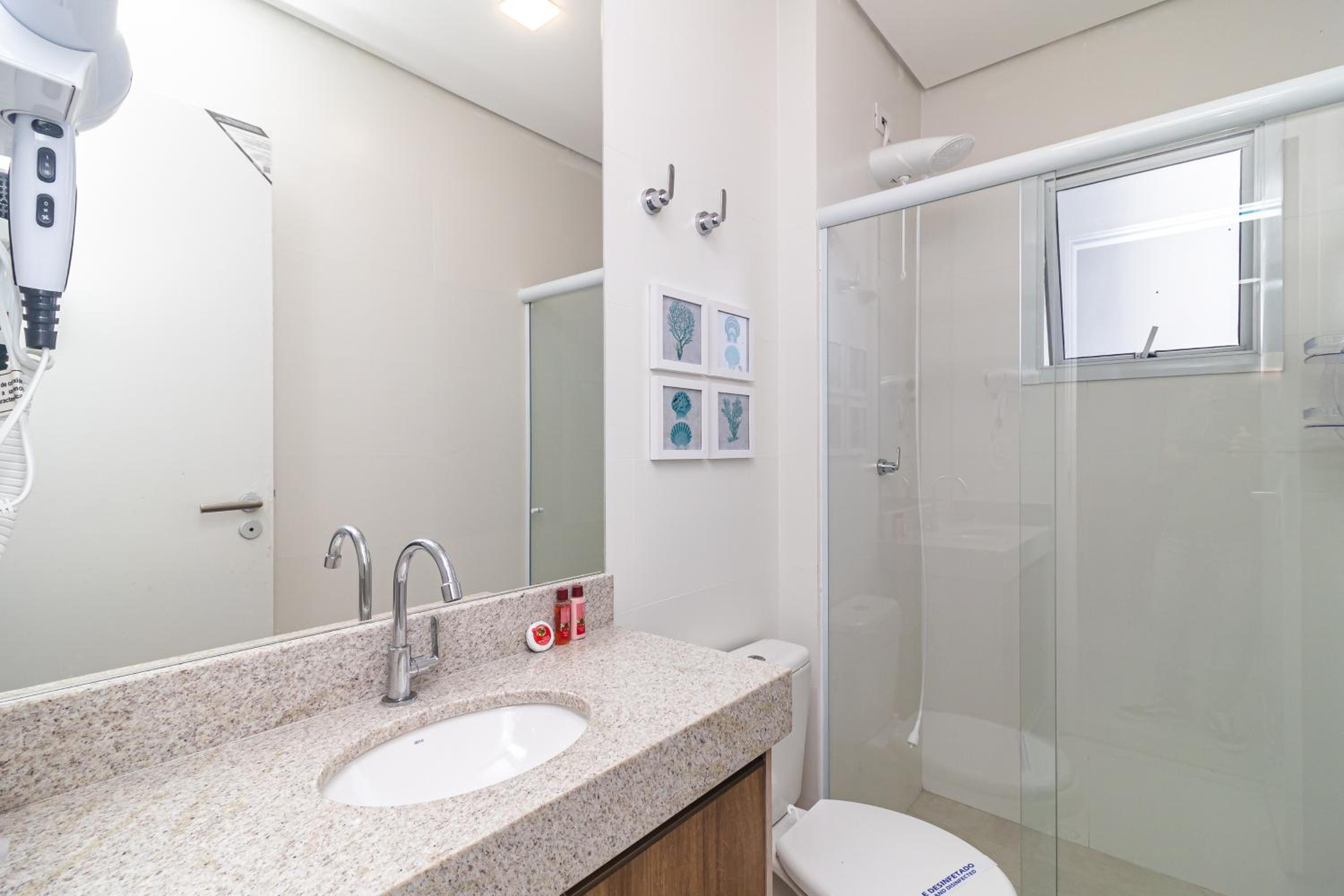 Apartamento Aconchegante e Elegante com Ar-Condicionado, Piscina, Garagem e Varanda Gourmet a 3 min da Praia