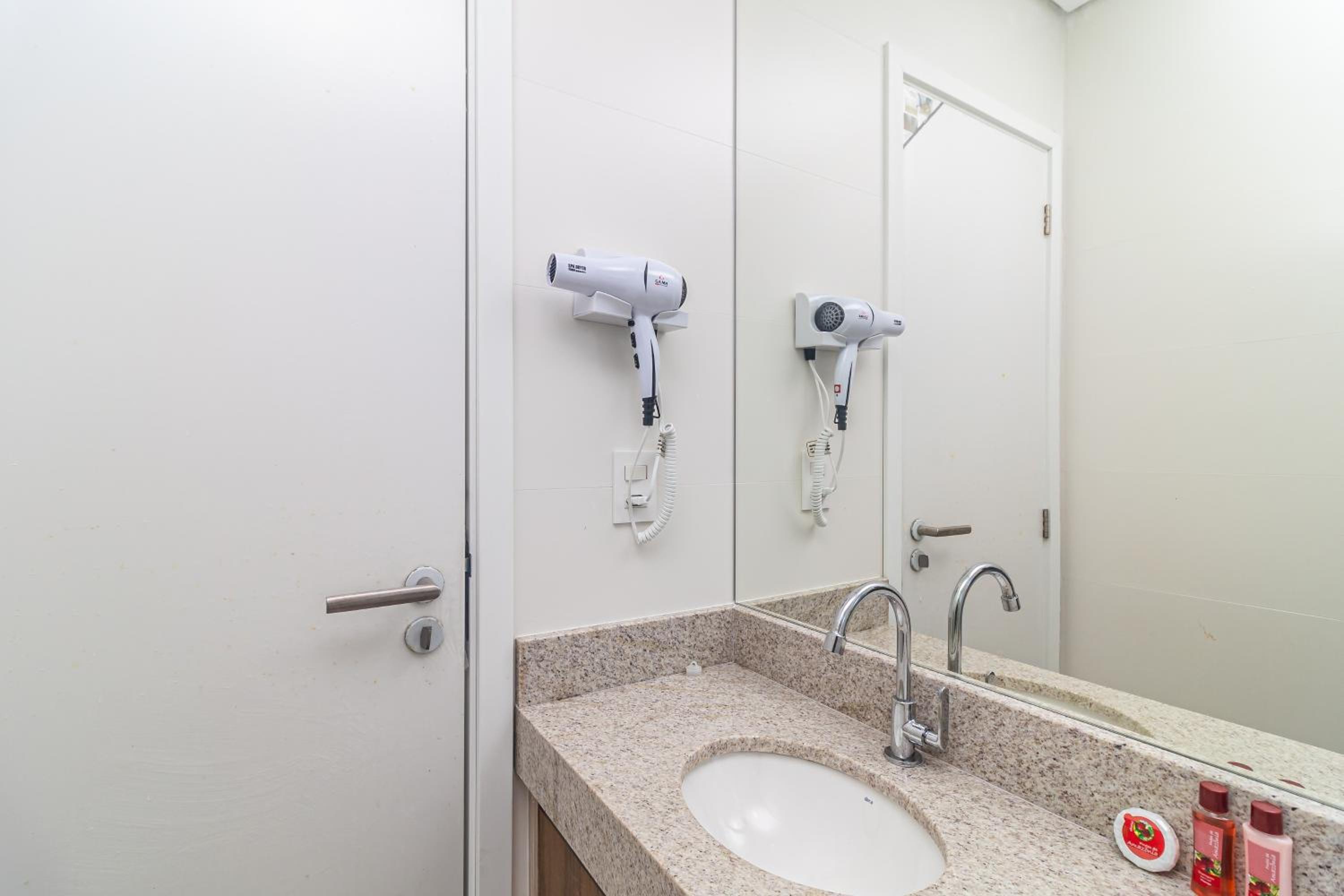 Apartamento Aconchegante e Elegante com Ar-Condicionado, Piscina, Garagem e Varanda Gourmet a 3 min da Praia