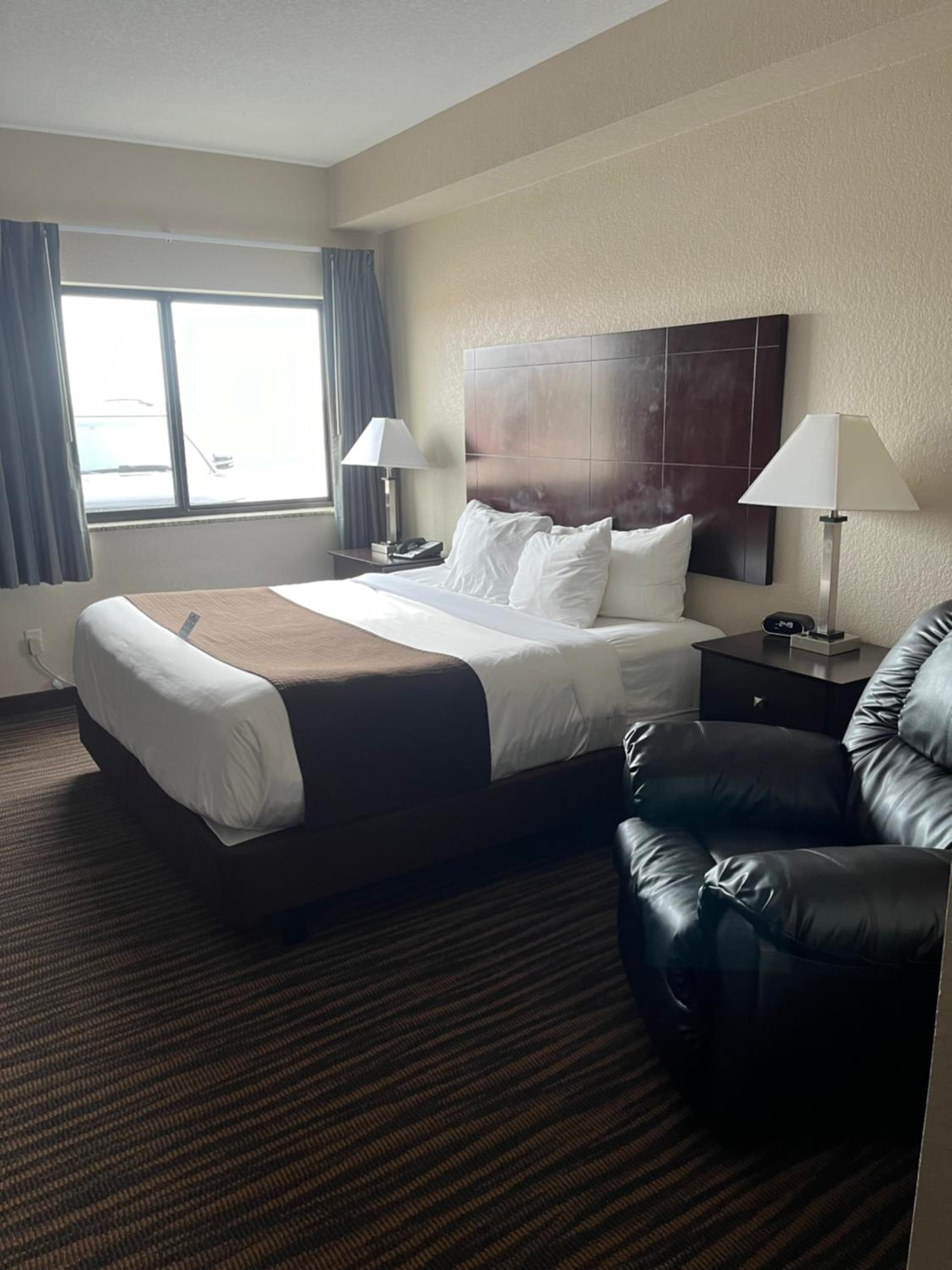 Cobblestone Inn & Suites - Denison | Oak Ridge