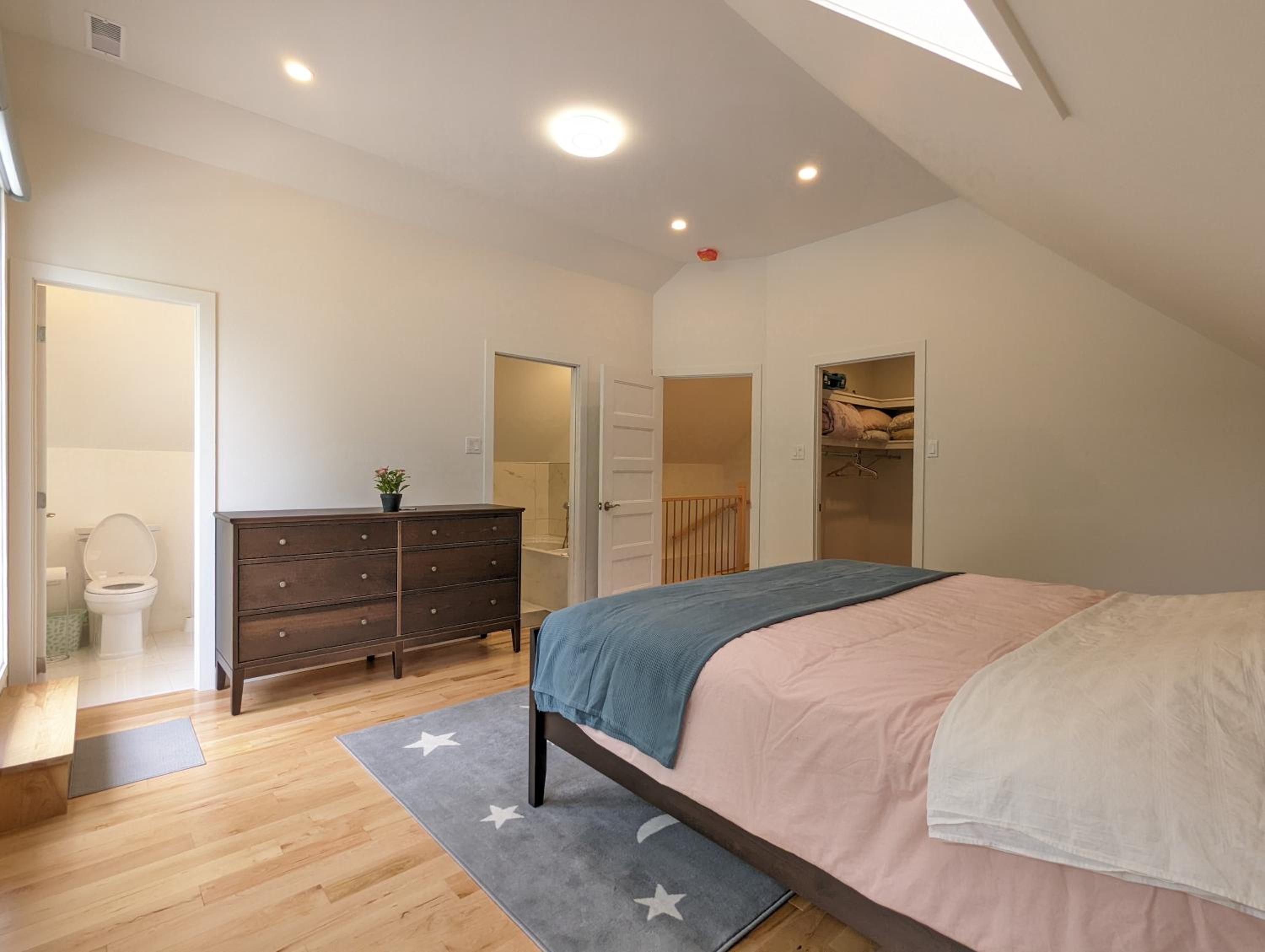 Impeccable, modern, river view, renovated cottage