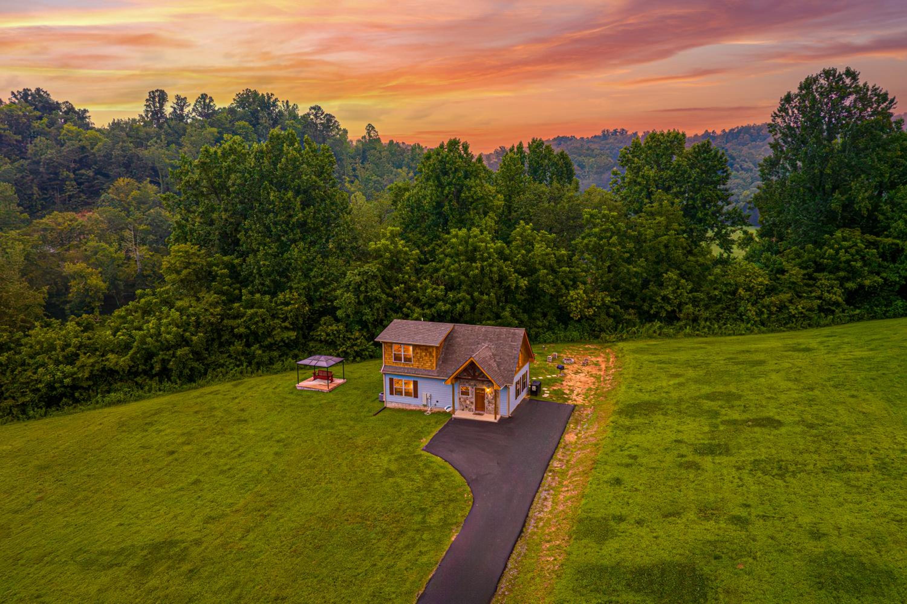 Happy Hideout, country livin with great mountain views, hot tub, arcades, fire pit, pets ok with fee view 2