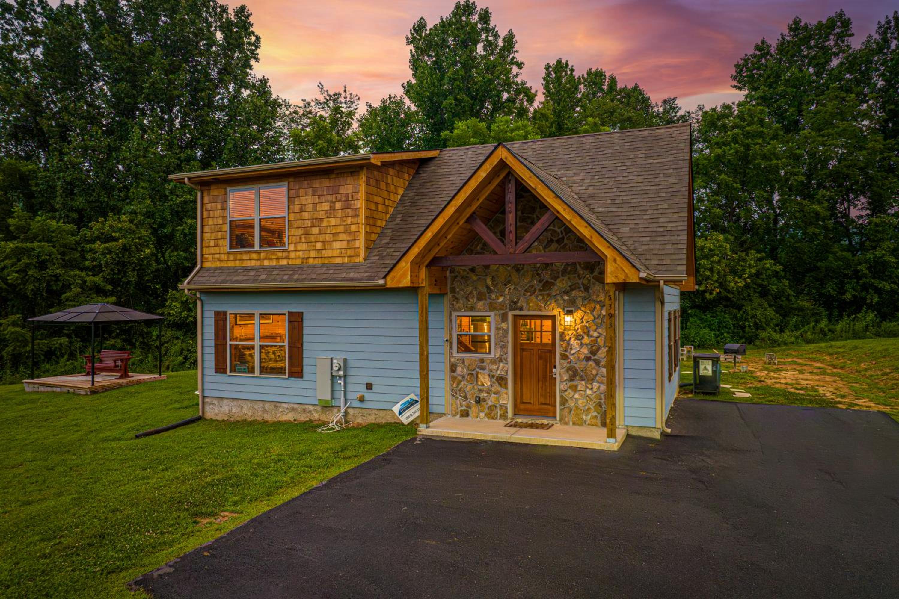 Happy Hideout, country livin with great mountain views, hot tub, arcades, fire pit, pets ok with fee view 3