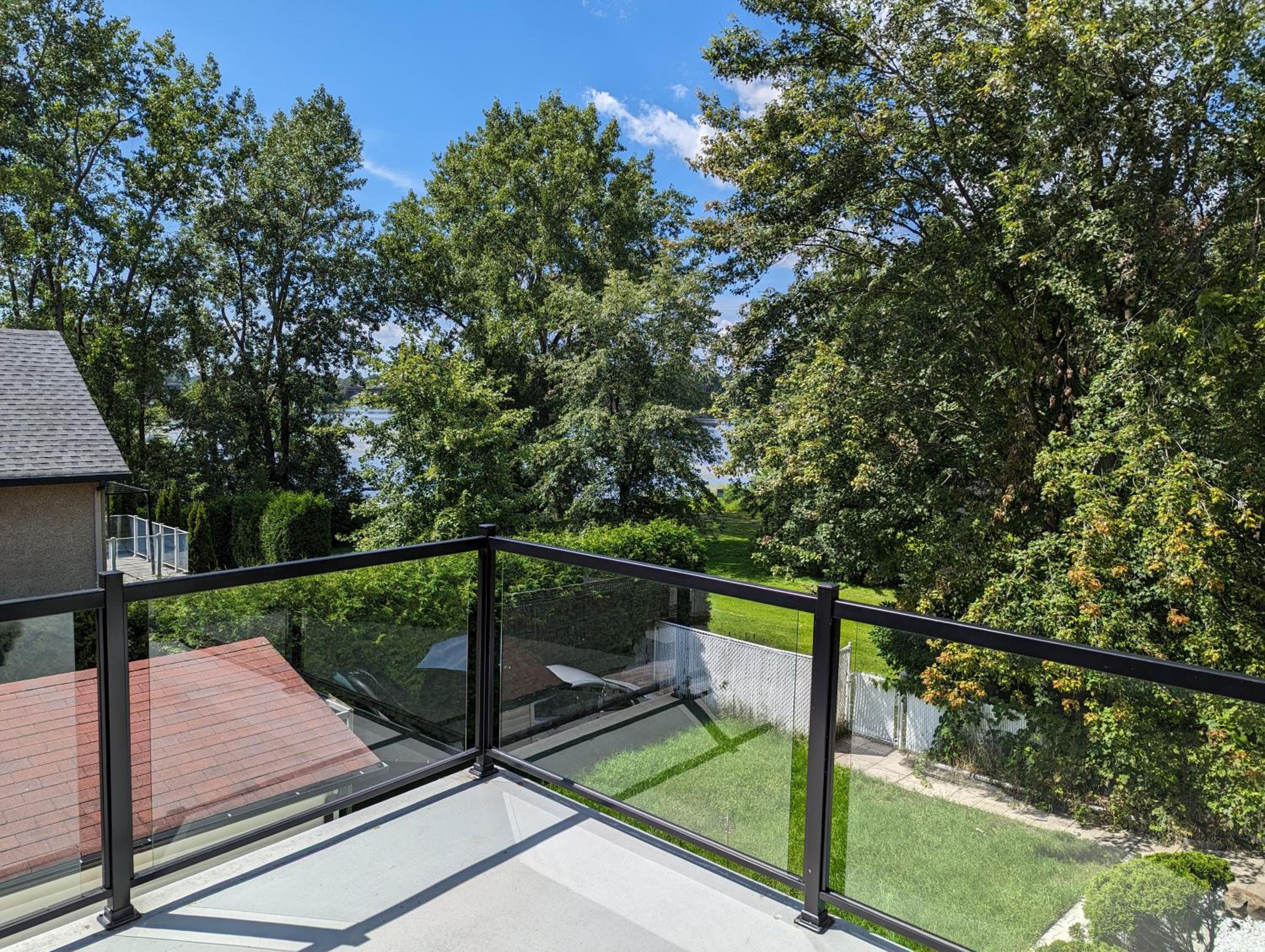 Impeccable, modern, river view, renovated cottage