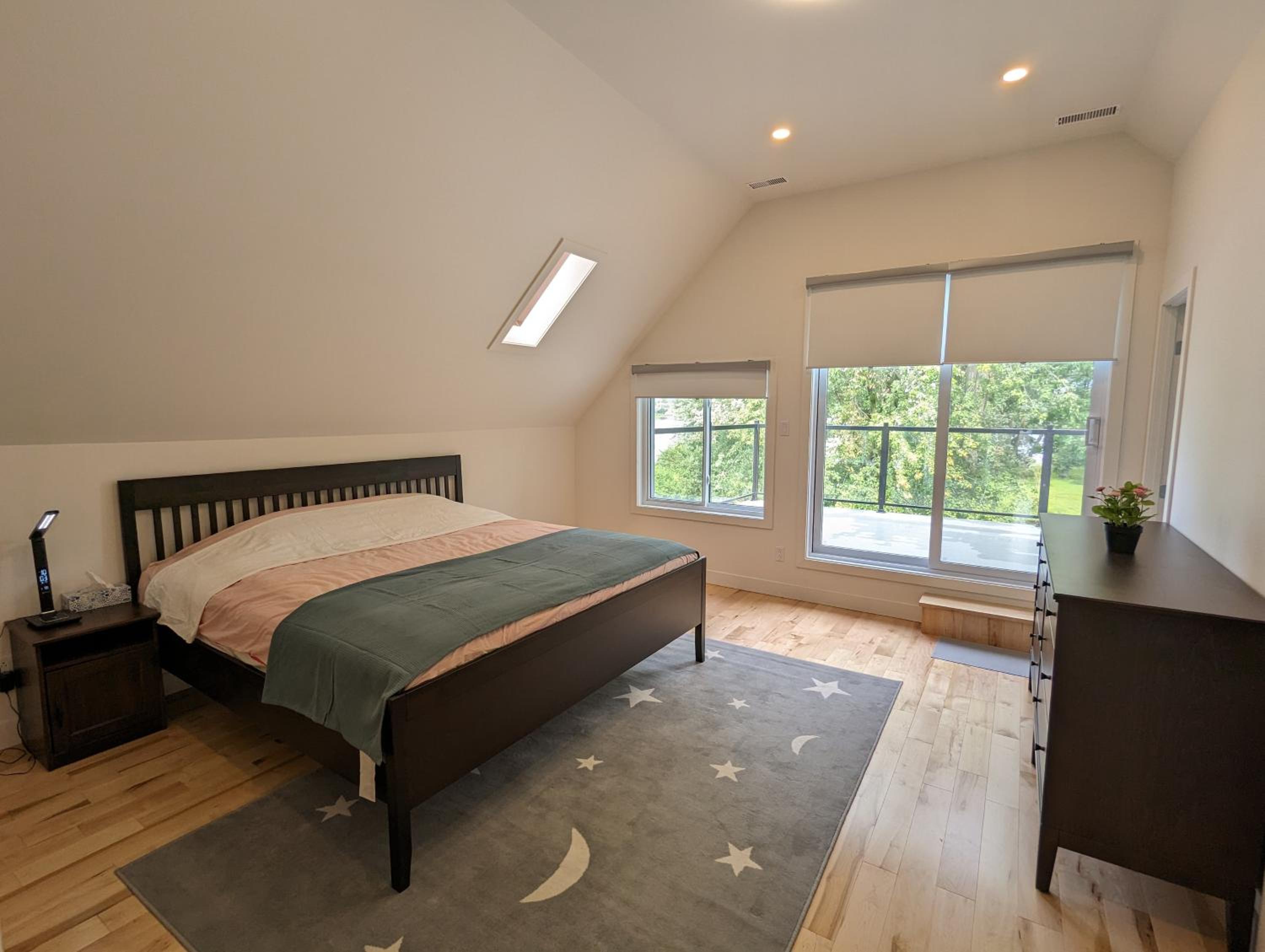 Impeccable, modern, river view, renovated cottage