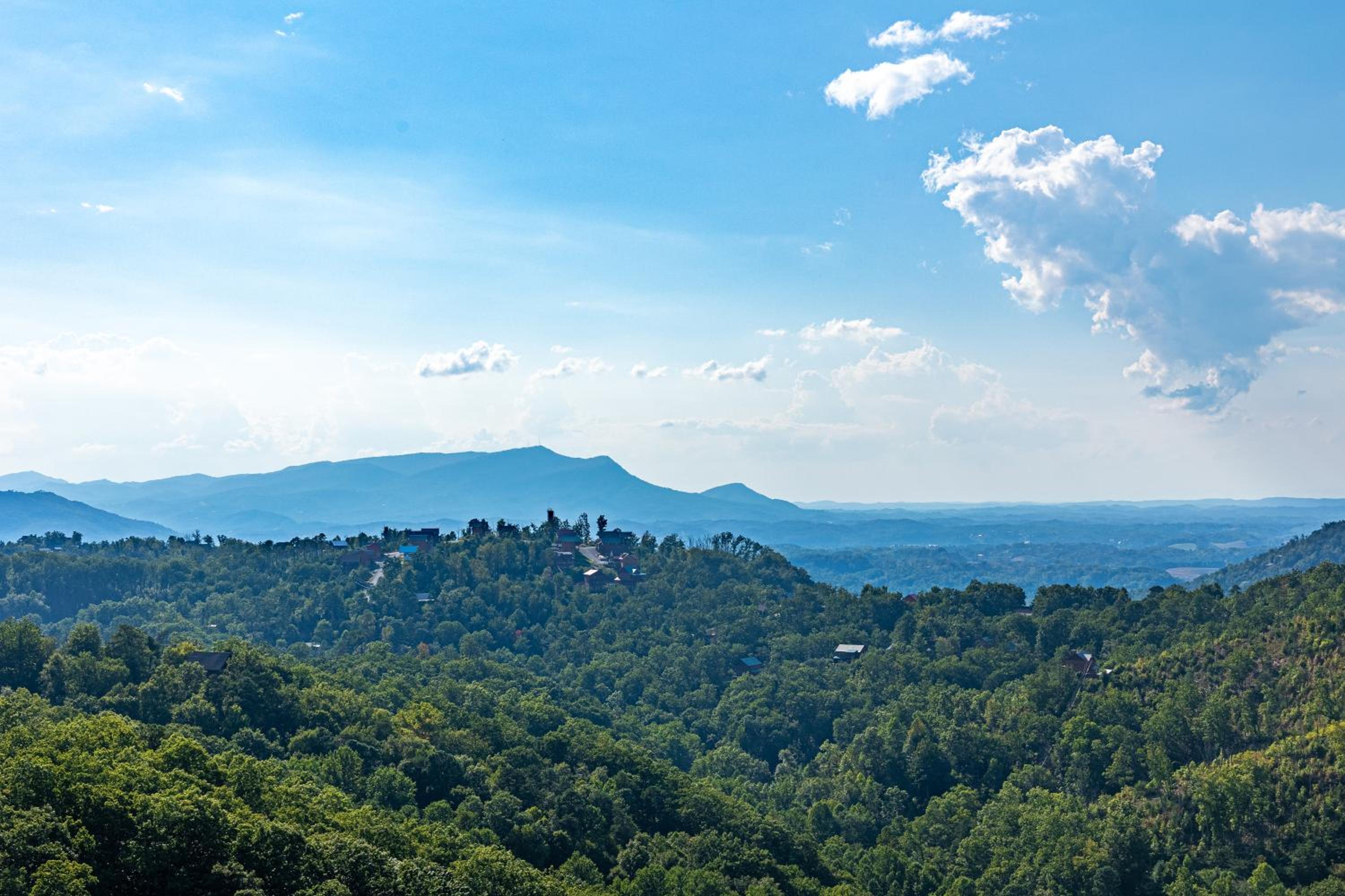 Top O the Mornin' Breathtaking mountain views, seasonal resort pool, hot tub, game room, Wi-Fi view 4