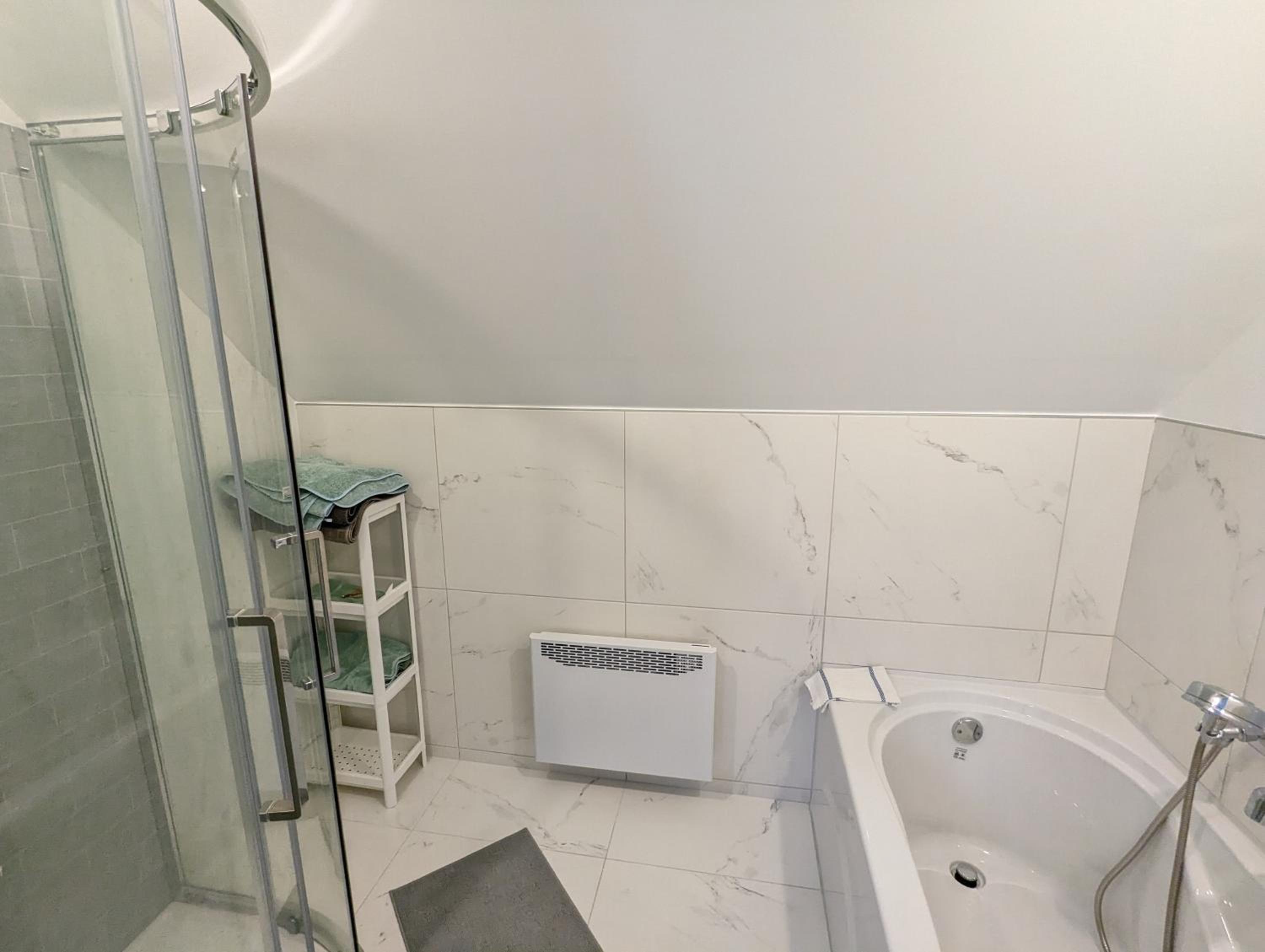 Impeccable, modern, river view, renovated cottage