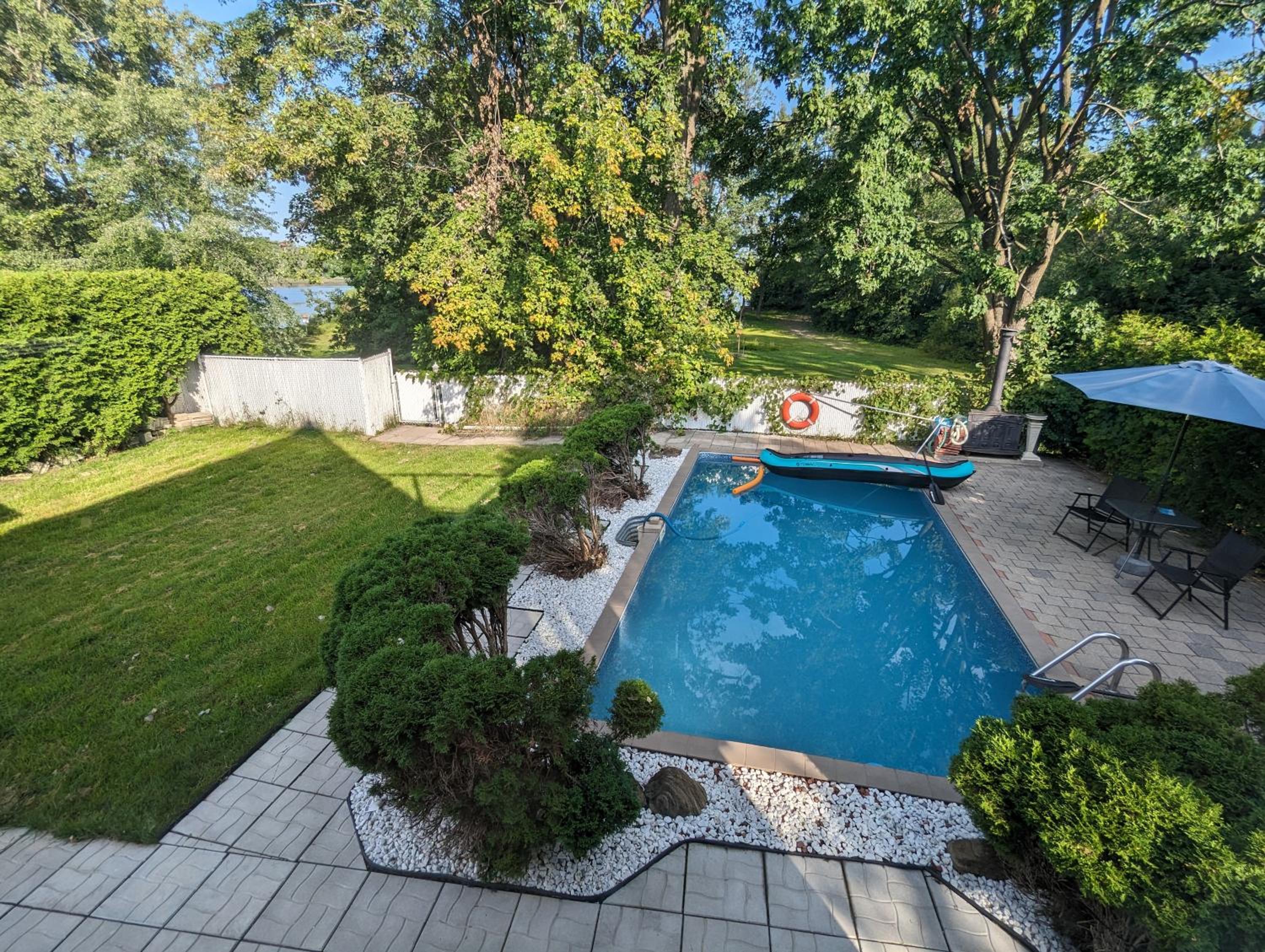 Impeccable, modern, river view, renovated cottage