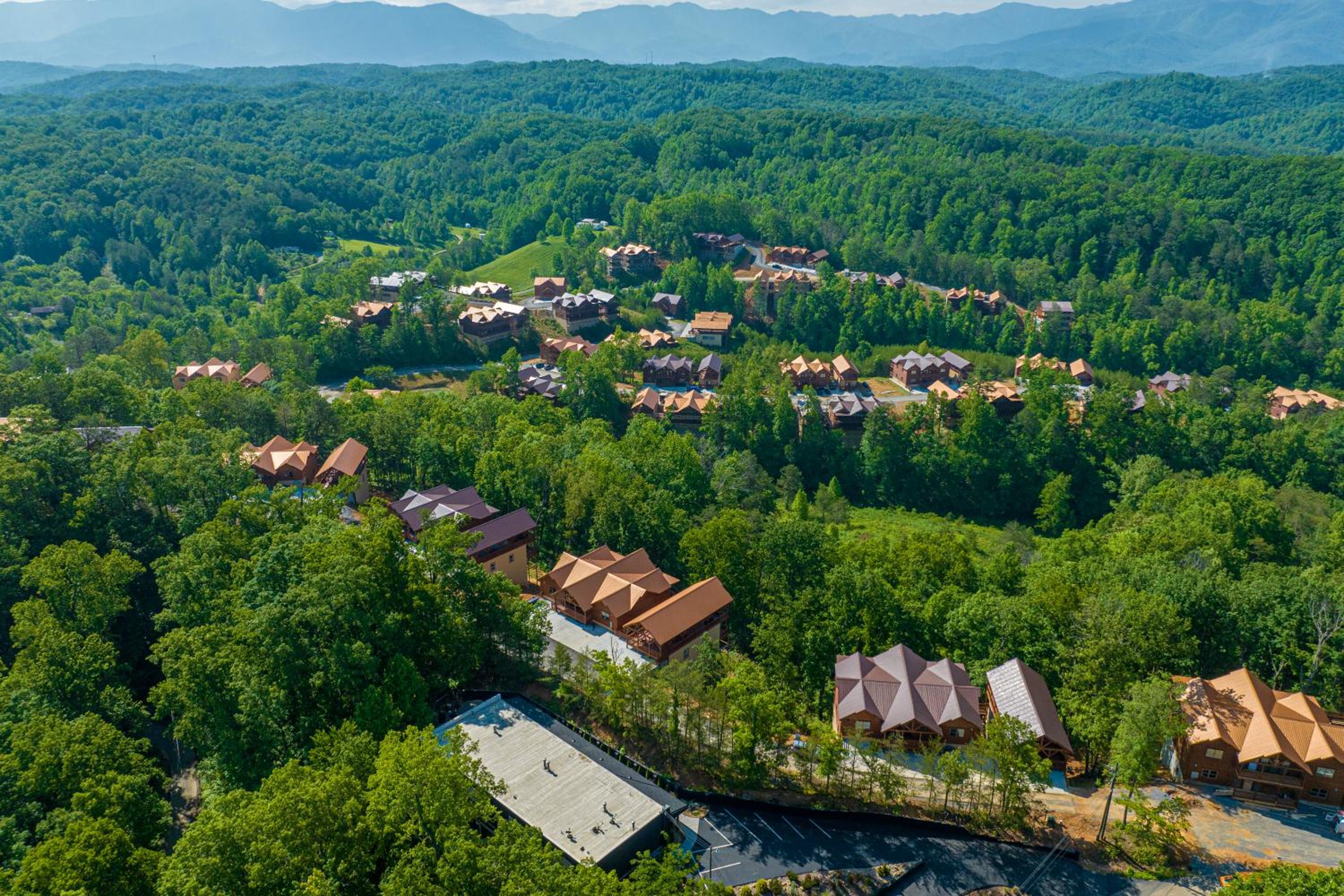 Papa Bear's Mountain Lodge-amazing gametheater room, indoor year-round pool, great location, Wi-Fi view 2