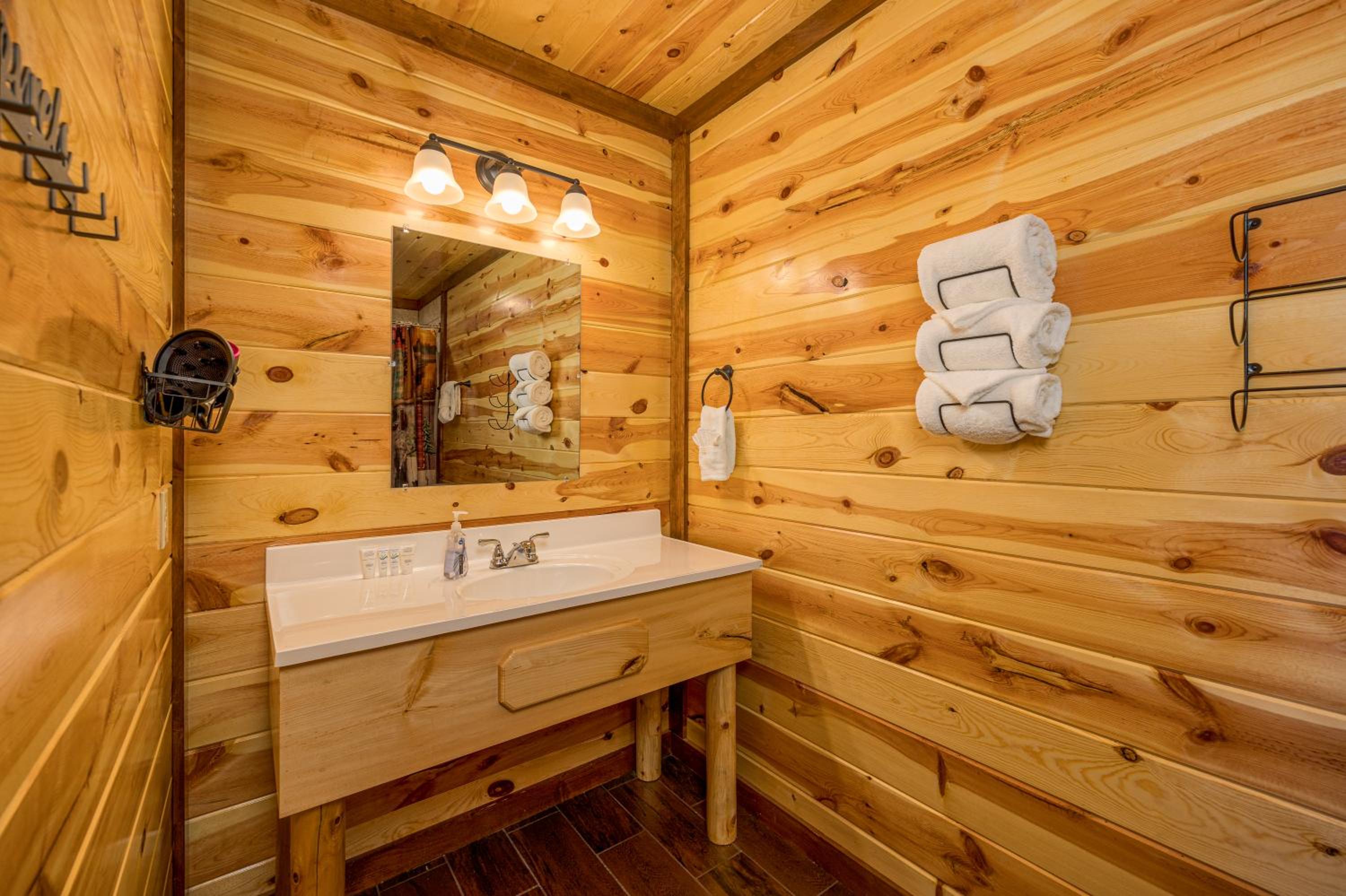 Papa Bear's Mountain Lodge-amazing gametheater room, indoor year-round pool, great location, Wi-Fi view 3