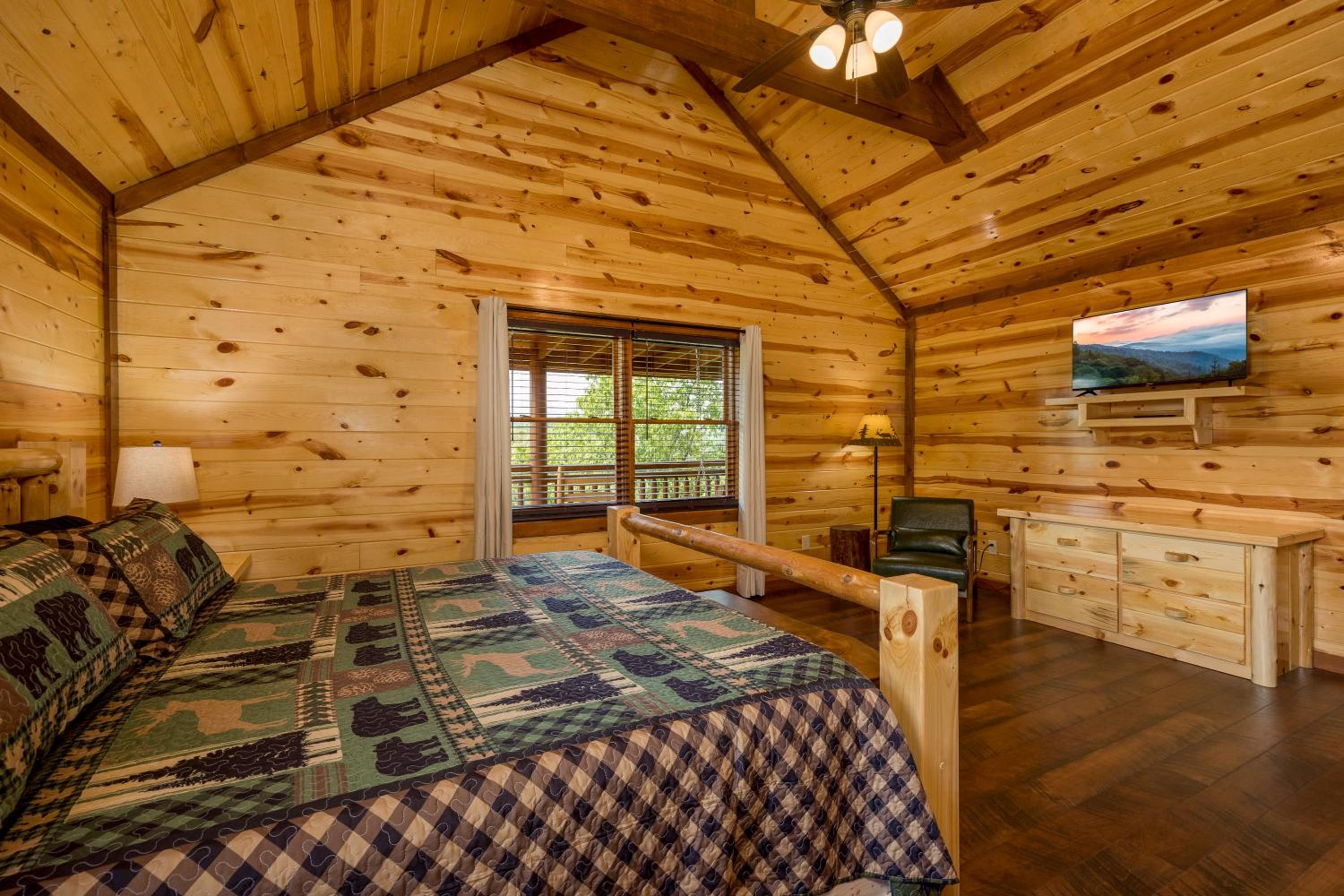 Papa Bear's Mountain Lodge-amazing gametheater room, indoor year-round pool, great location, Wi-Fi view 4