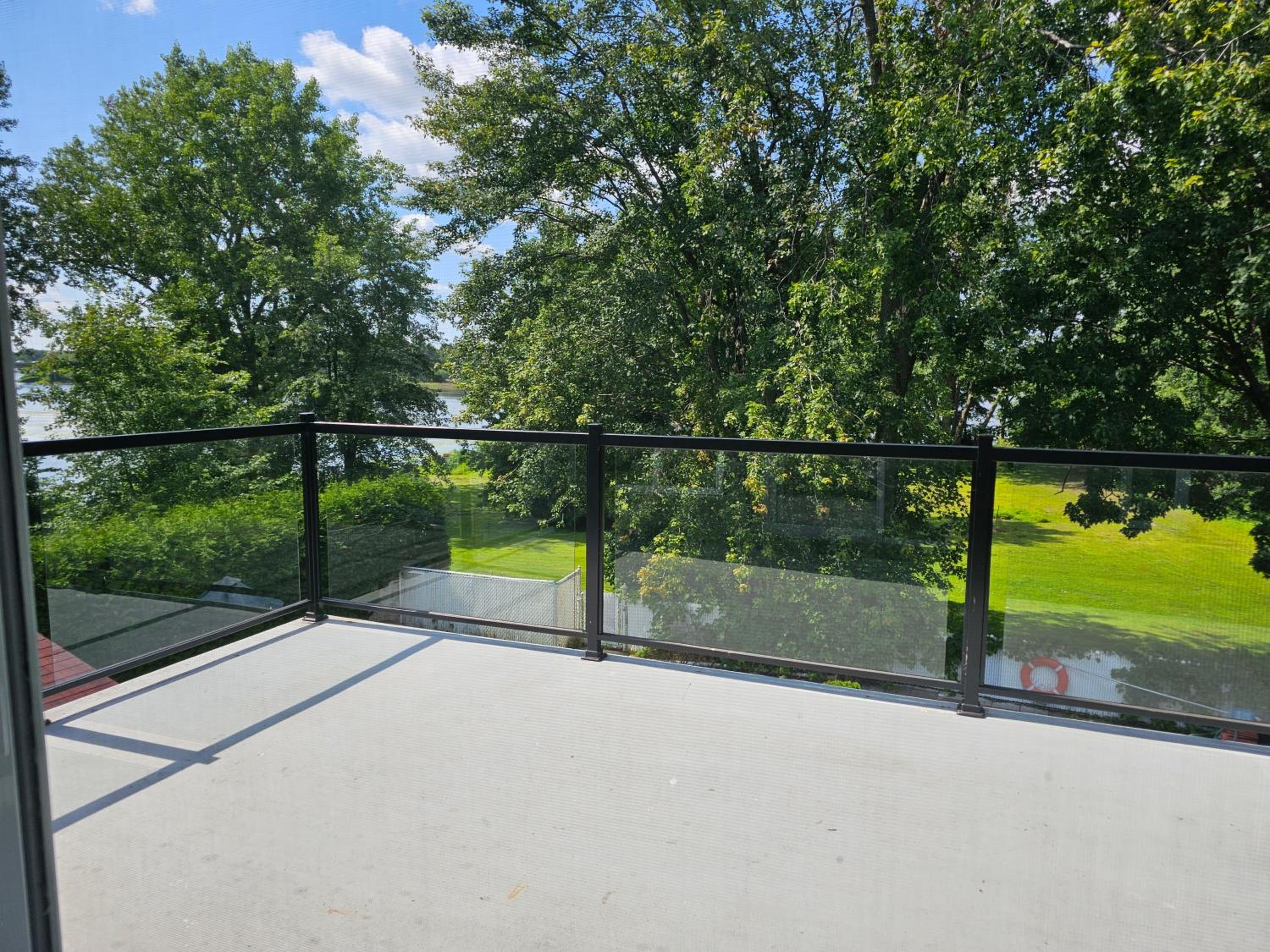 Impeccable, modern, river view, renovated cottage