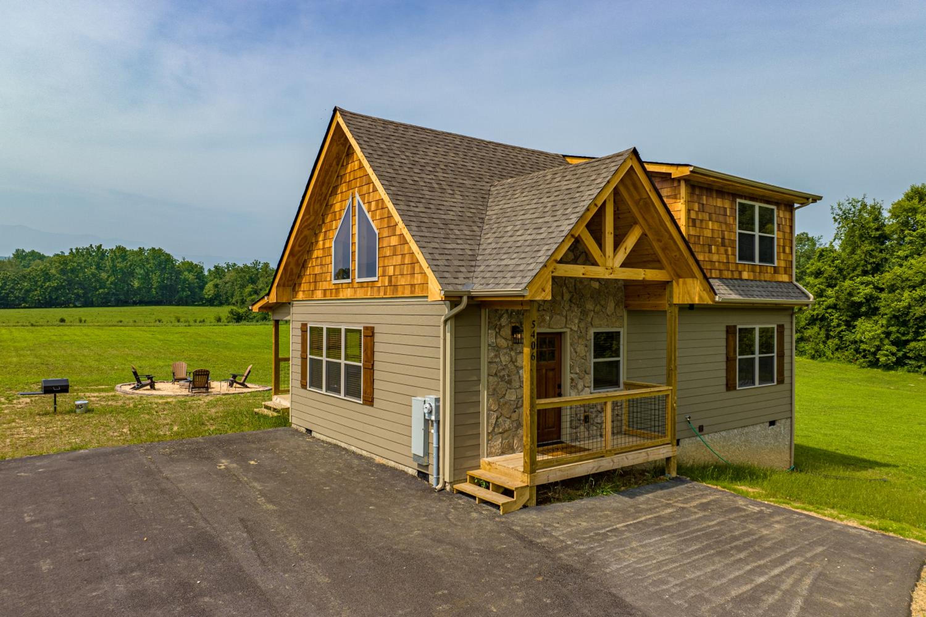 Misty Morning Meadow Breathtaking Smoky Mountain Cabin with Hot Tub, Views, & Free Tickets