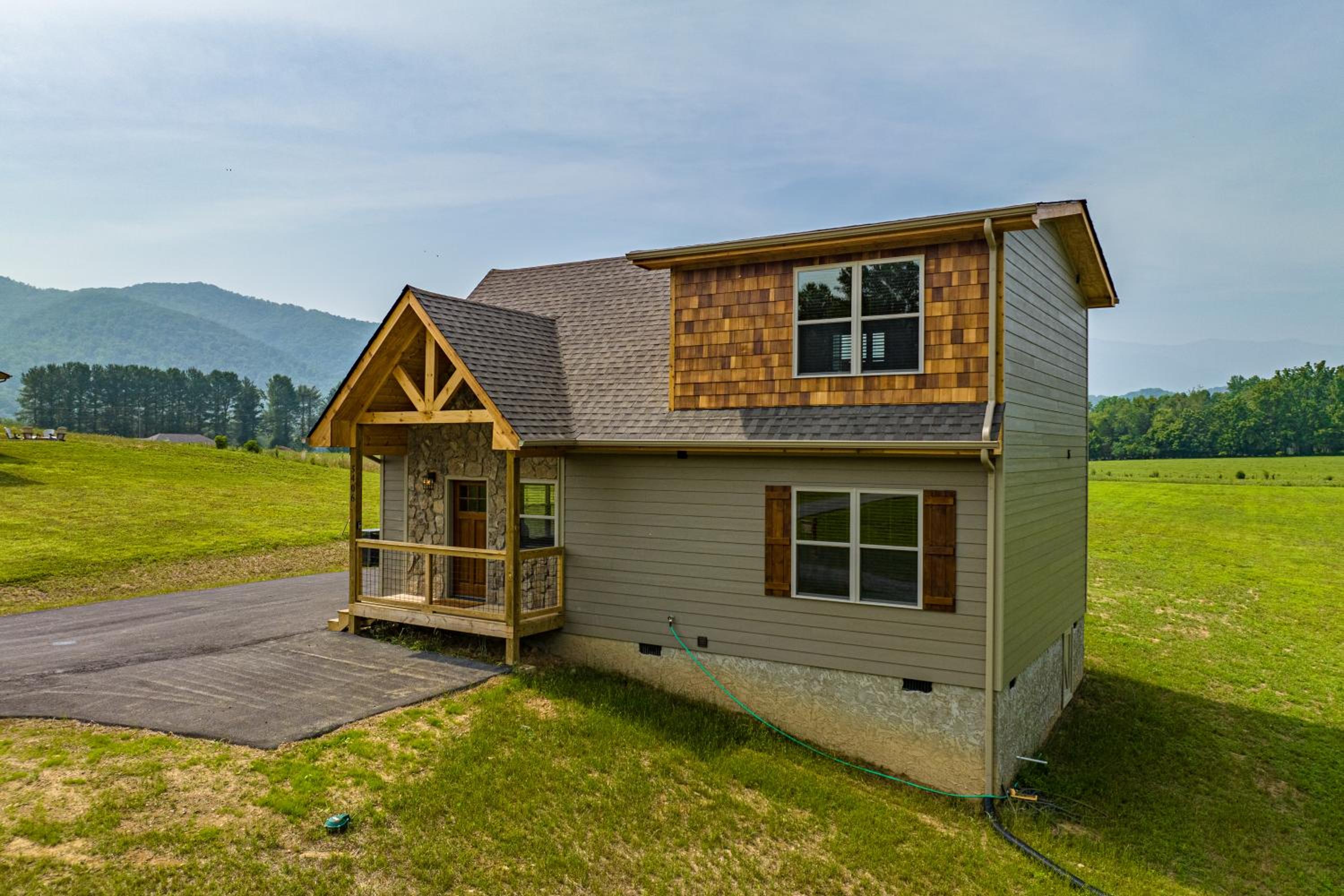 Misty Morning Meadow Breathtaking Smoky Mountain Cabin with Hot Tub, Views, & Free Tickets