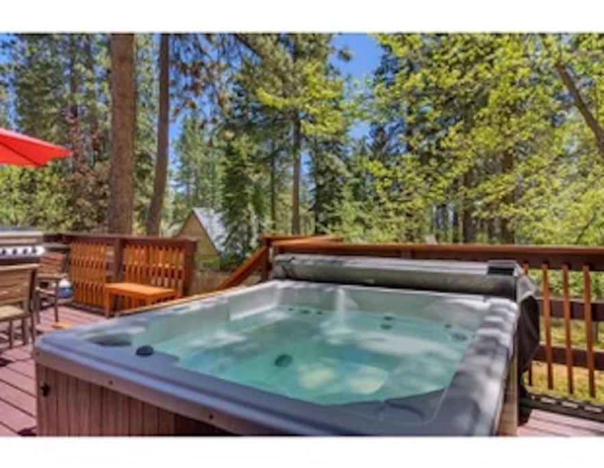 Cozy Pet-Friendly Cabin Hot-Tub Walk to Lake Tahoe Beach - Property Image 16