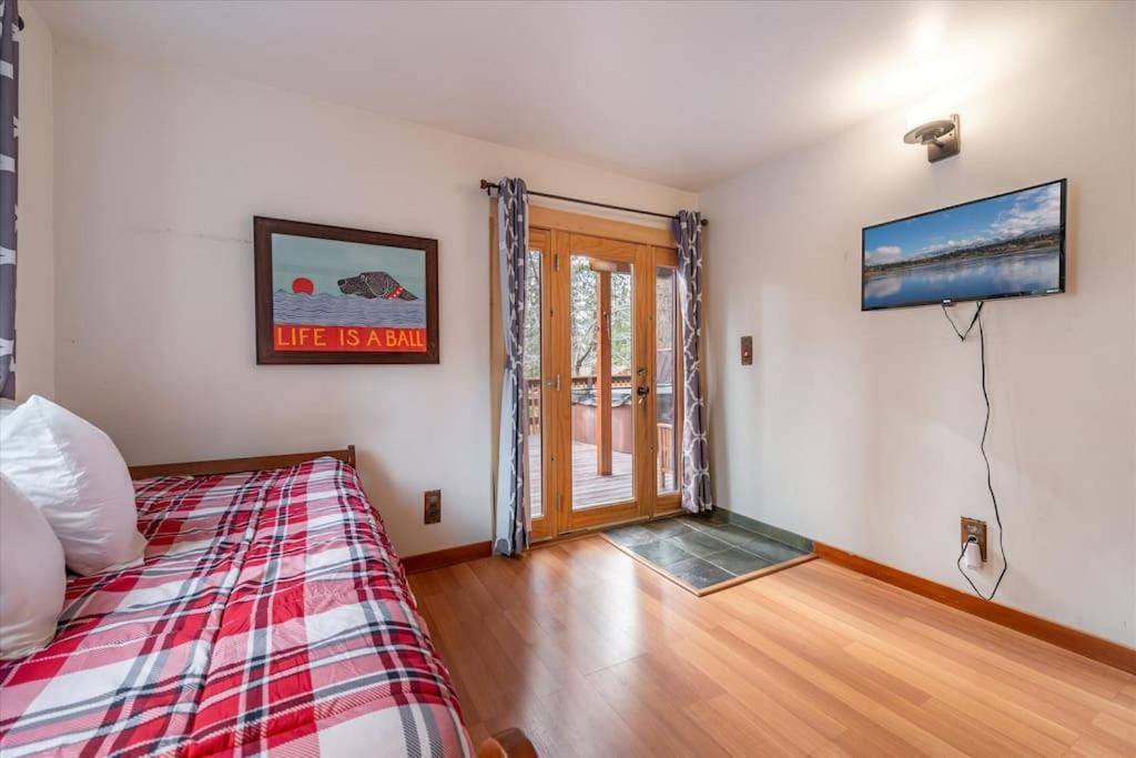 Cozy Pet-Friendly Cabin Hot-Tub Walk to Lake Tahoe Beach - Property Image 28