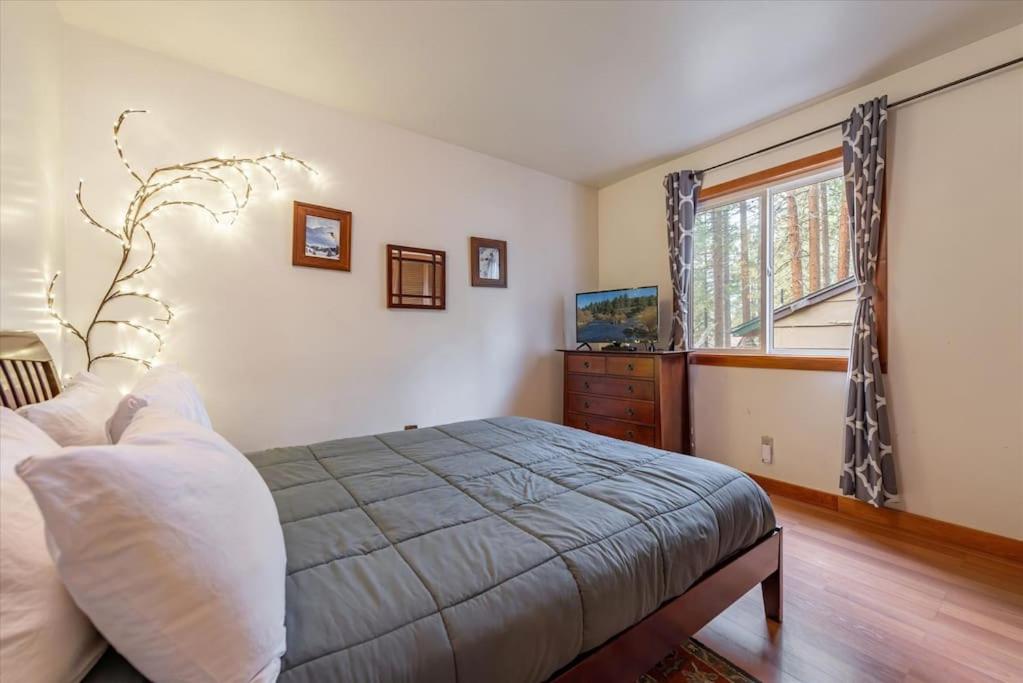 Cozy Pet-Friendly Cabin Hot-Tub Walk to Lake Tahoe Beach - Property Image 26