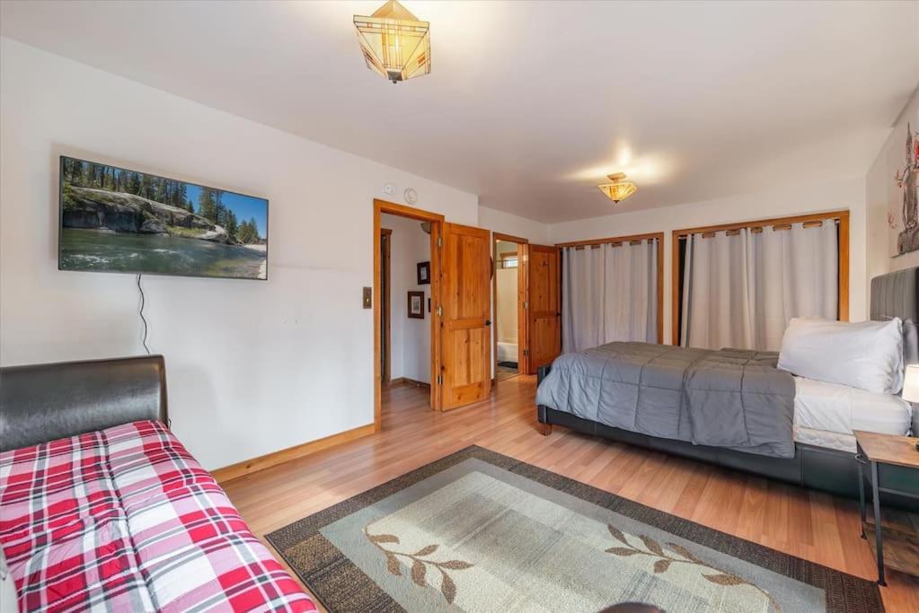 Cozy Pet-Friendly Cabin Hot-Tub Walk to Lake Tahoe Beach - Property Image 23