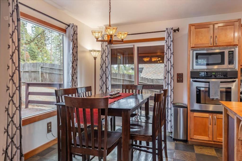 Cozy Pet-Friendly Cabin Hot-Tub Walk to Lake Tahoe Beach - Property Image 22