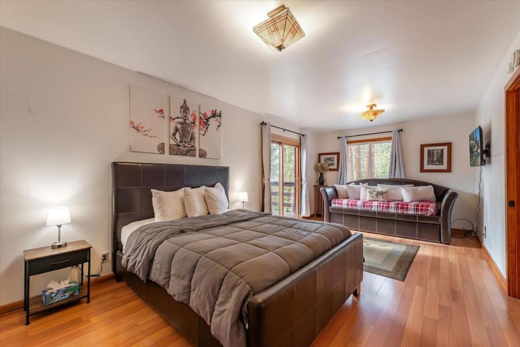 Cozy Pet-Friendly Cabin Hot-Tub Walk to Lake Tahoe Beach - Property Image 21