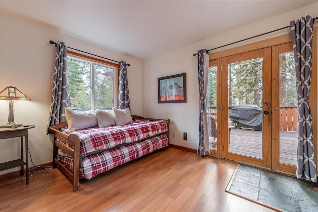 Cozy Pet-Friendly Cabin Hot-Tub Walk to Lake Tahoe Beach - Property Image 20