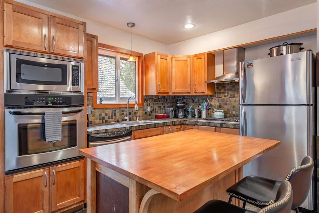 Cozy Pet-Friendly Cabin Hot-Tub Walk to Lake Tahoe Beach - Property Image 19