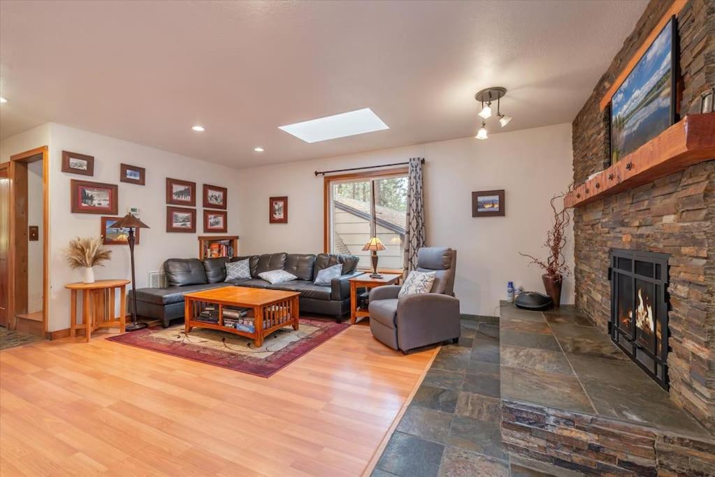 Cozy Pet-Friendly Cabin Hot-Tub Walk to Lake Tahoe Beach - Property Image 17