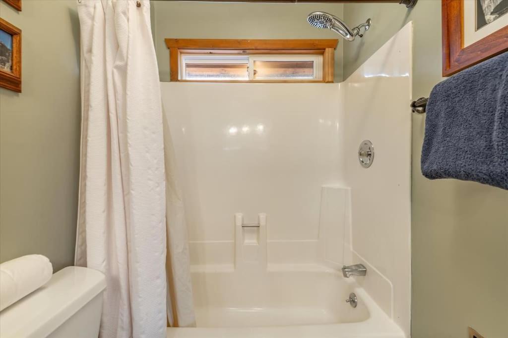 Cozy Pet-Friendly Cabin Hot-Tub Walk to Lake Tahoe Beach - Property Image 2