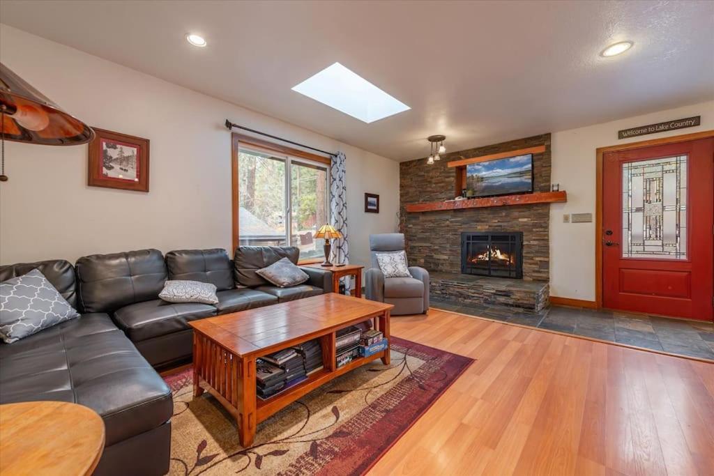 Cozy Pet-Friendly Cabin Hot-Tub Walk to Lake Tahoe Beach - Property Image 14