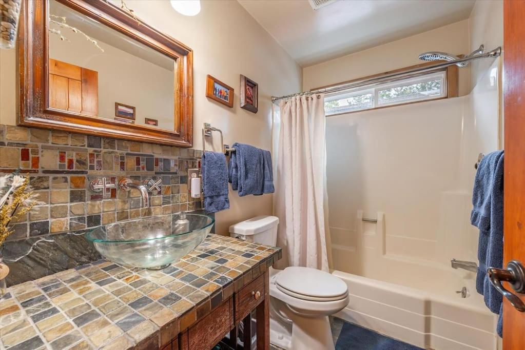 Cozy Pet-Friendly Cabin Hot-Tub Walk to Lake Tahoe Beach - Property Image 12