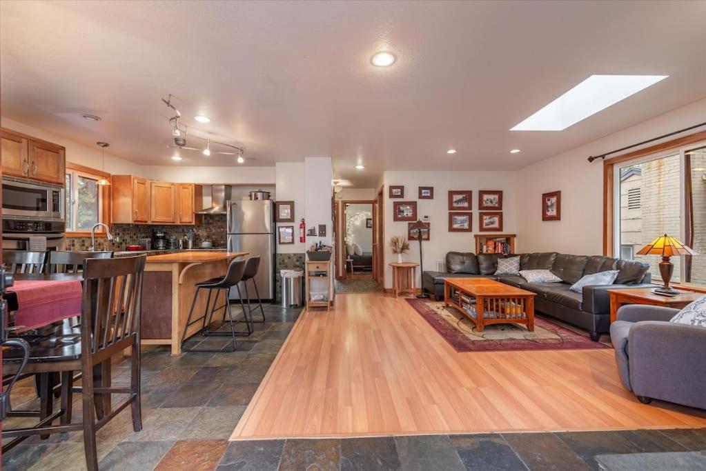Cozy Pet-Friendly Cabin Hot-Tub Walk to Lake Tahoe Beach - Property Image 11