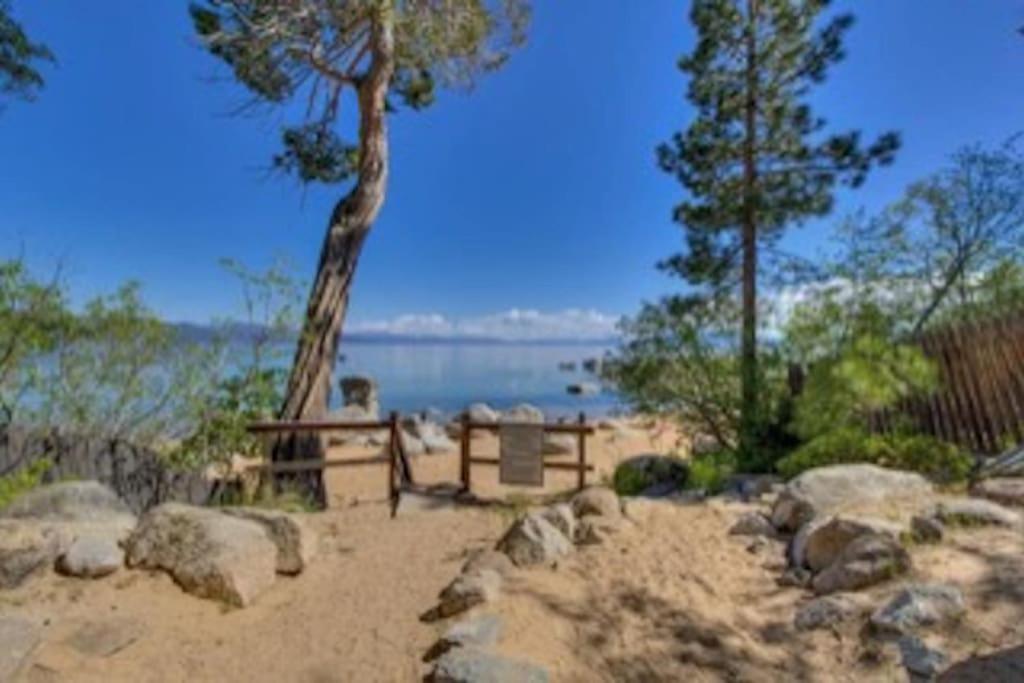 Cozy Pet-Friendly Cabin Hot-Tub Walk to Lake Tahoe Beach - Property Image 8