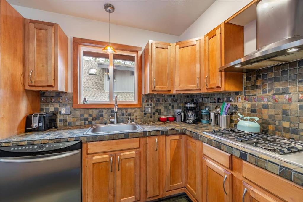 Cozy Pet-Friendly Cabin Hot-Tub Walk to Lake Tahoe Beach - Property Image 7