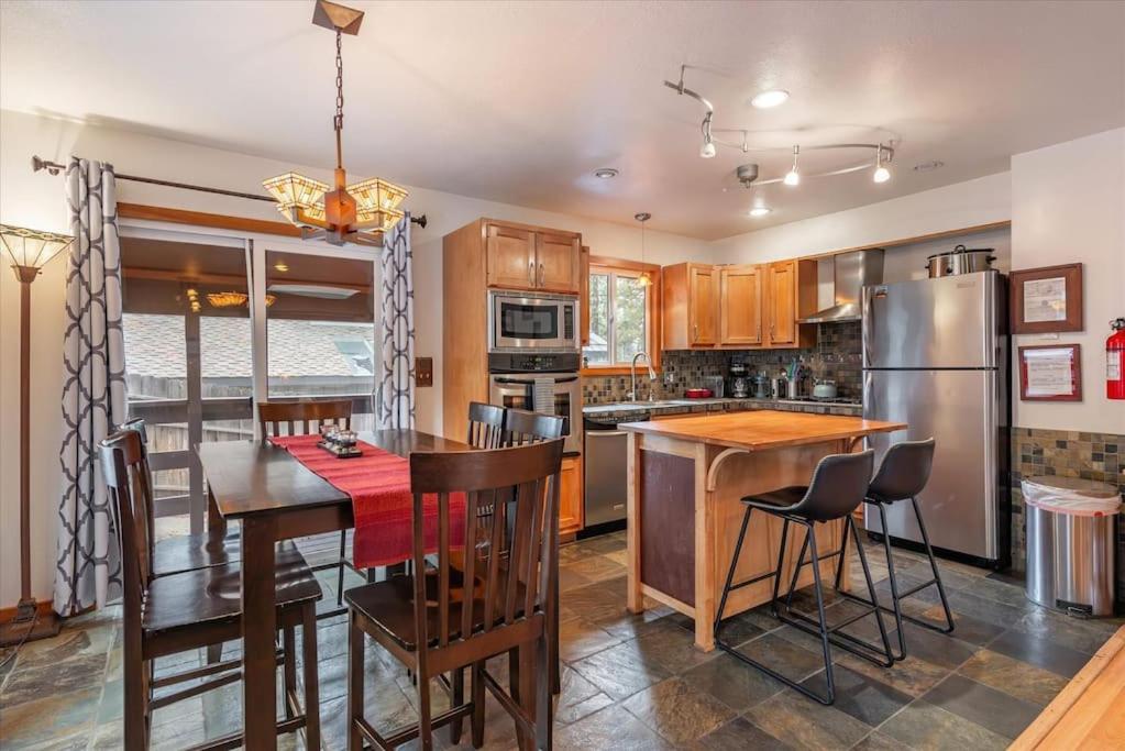 Cozy Pet-Friendly Cabin Hot-Tub Walk to Lake Tahoe Beach - Property Image 5