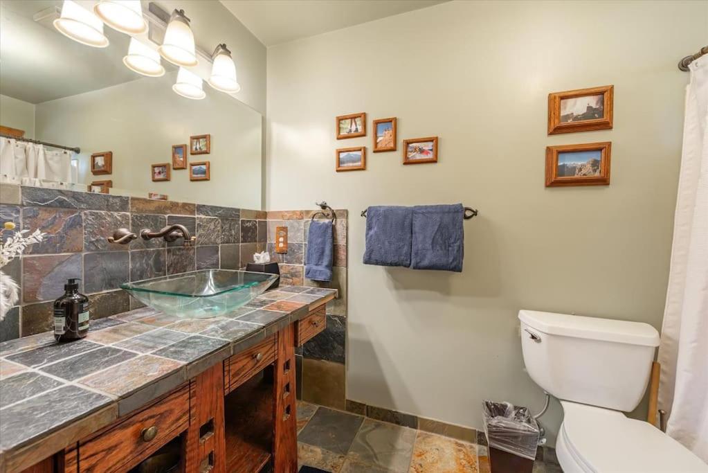 Cozy Pet-Friendly Cabin Hot-Tub Walk to Lake Tahoe Beach - Property Image 3