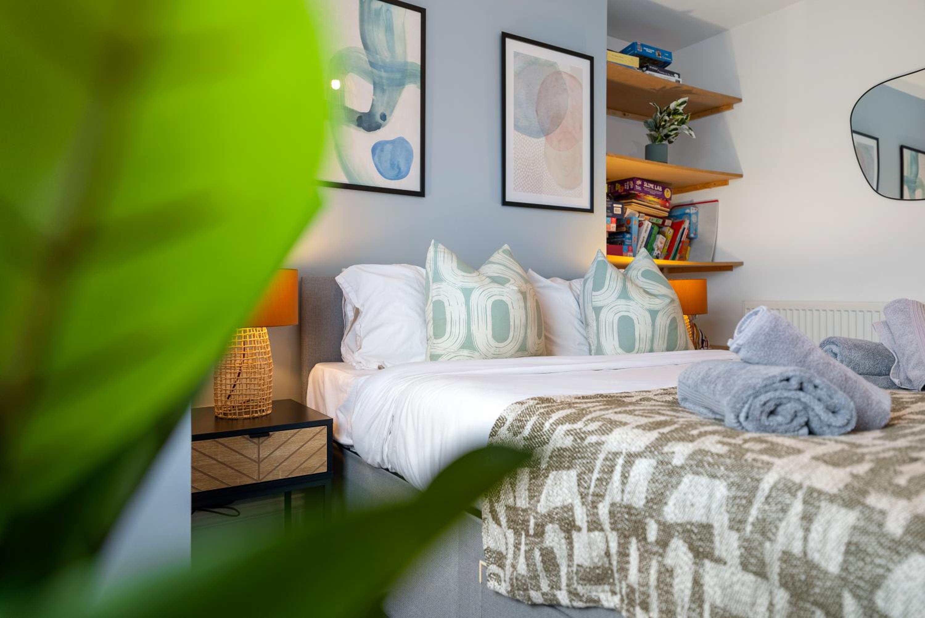 LONG TERM STAY SPECIAL OFFER AVAILABLE! 5-Bedroom Spacious, Stunning Design, Sociable Areas & Cosy House Near South Downs Park, Sleeps 11 with GAMES Room, 