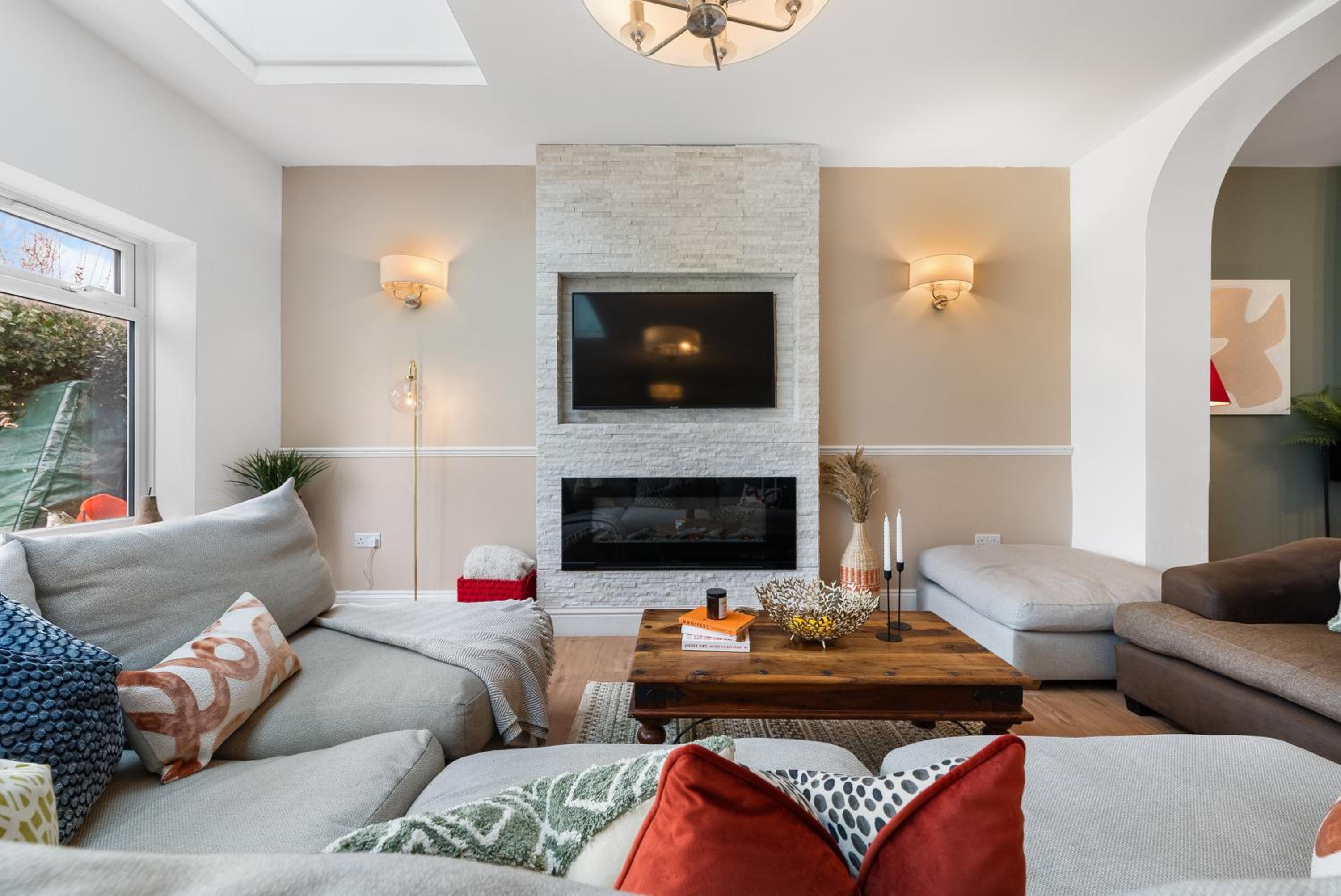 LONG TERM STAY SPECIAL OFFER AVAILABLE! 5-Bedroom Spacious, Stunning Design, Sociable Areas & Cosy House Near South Downs Park, Sleeps 11 with GAMES Room, 
