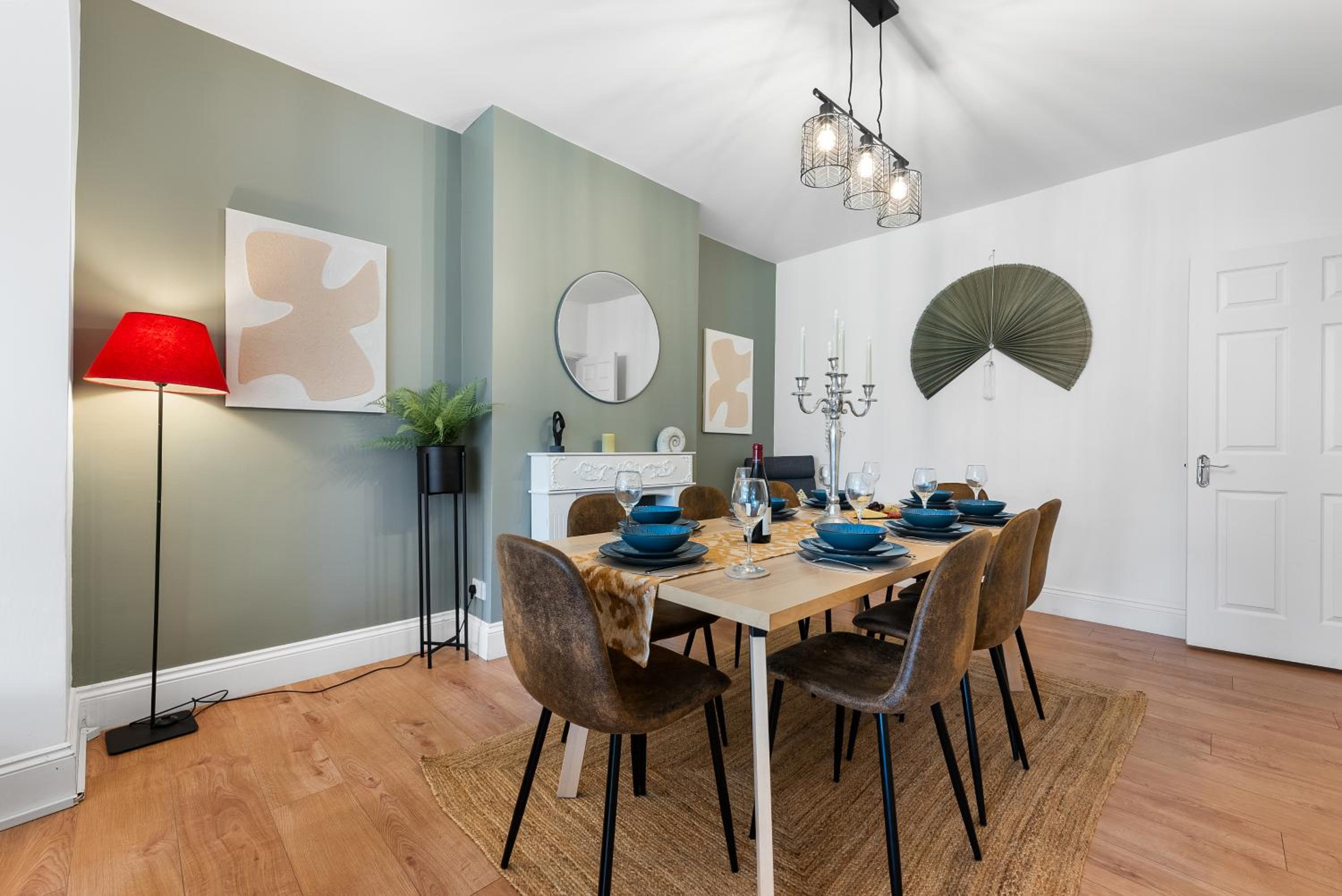 LONG TERM STAY SPECIAL OFFER AVAILABLE! 5-Bedroom Spacious, Stunning Design, Sociable Areas & Cosy House Near South Downs Park, Sleeps 11 with GAMES Room, 