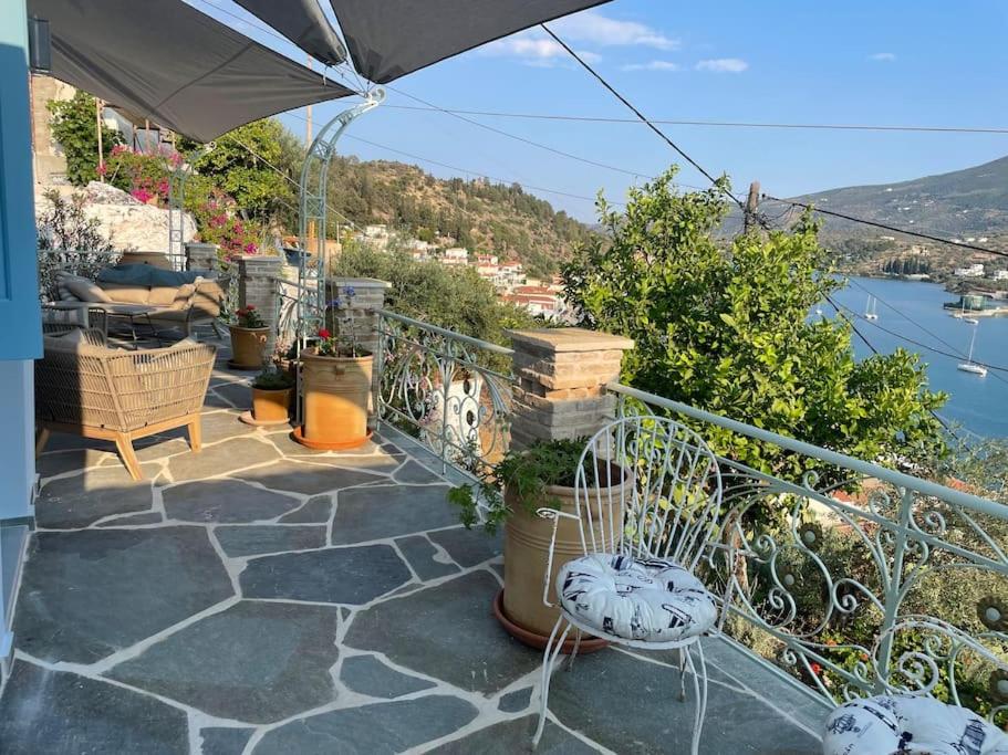Stunning 1 bed Poros house presented by Lazydaze. view 4