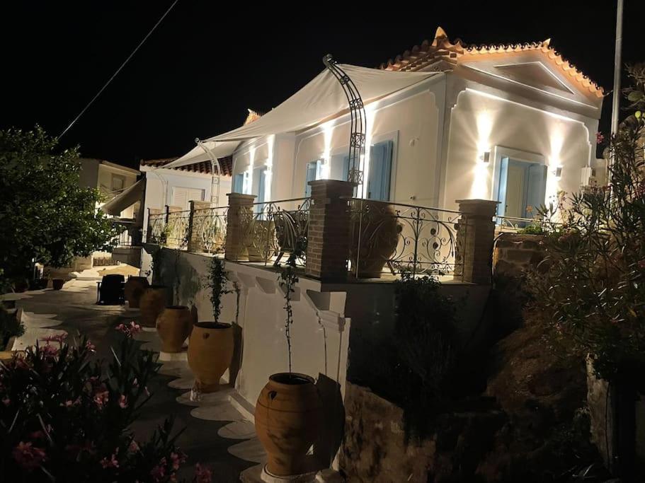 Stunning 1 bed Poros house presented by Lazydaze. view 5