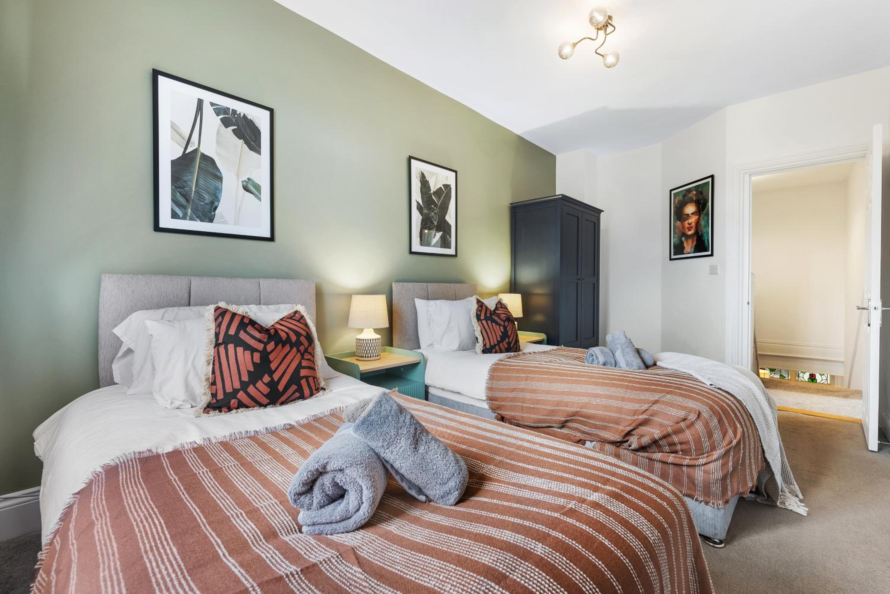 LONG TERM STAY SPECIAL OFFER AVAILABLE! 5-Bedroom Spacious, Stunning Design, Sociable Areas & Cosy House Near South Downs Park, Sleeps 11 with GAMES Room, 