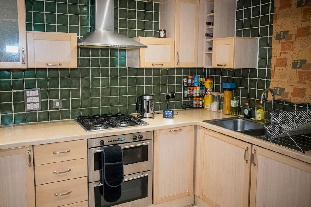 1-Bed Flat in Ocean Village view 2