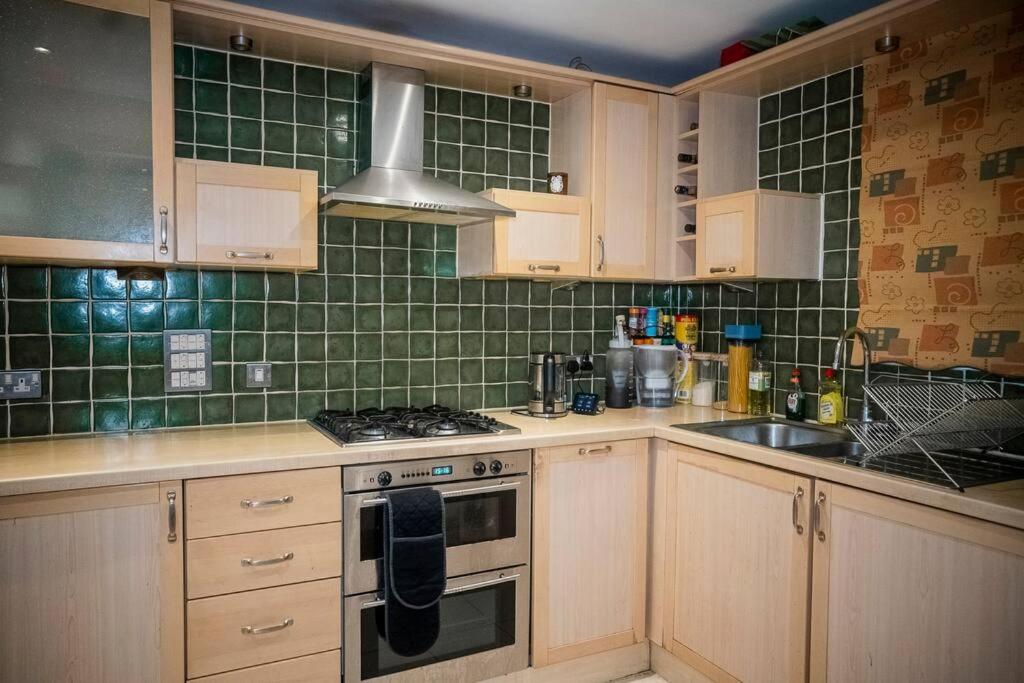 1-Bed Flat in Ocean Village view 3