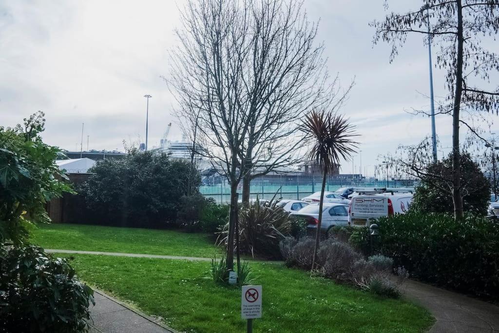 1-Bed Flat in Ocean Village view 4