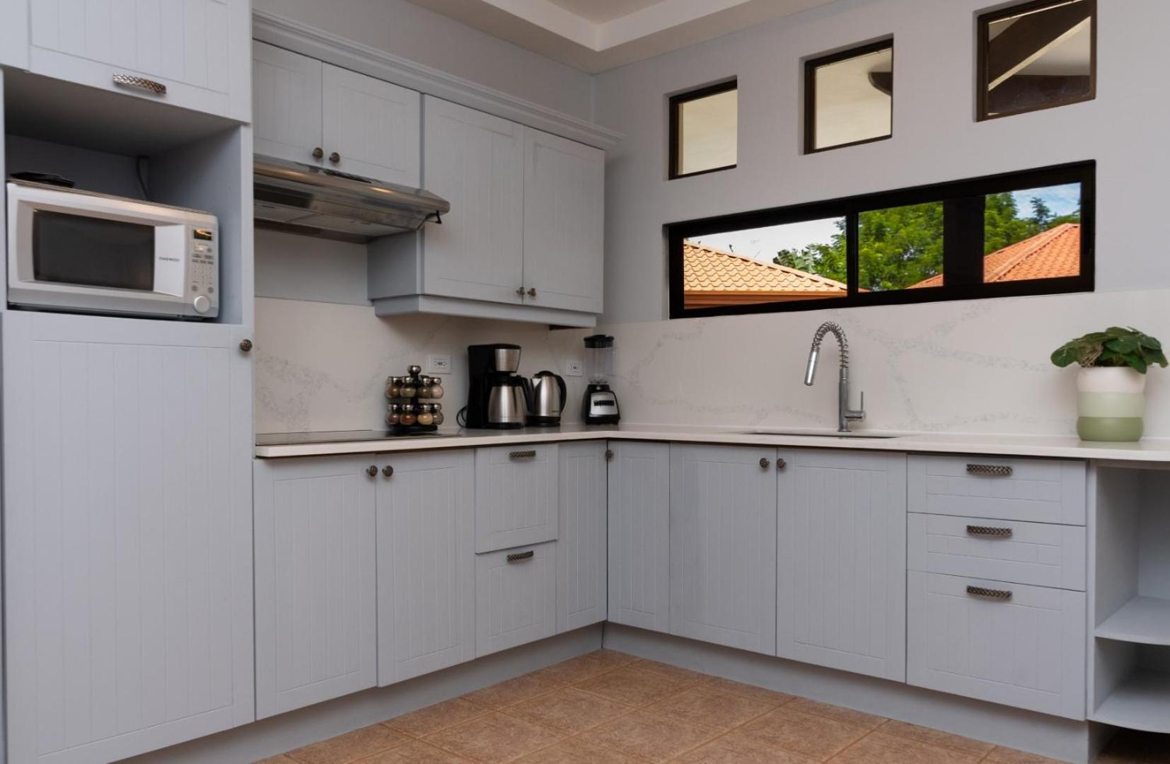 Family Condo Escape 2BR Gated Pool Jacuzzis Security Terrace 2km Walk Beach and Town