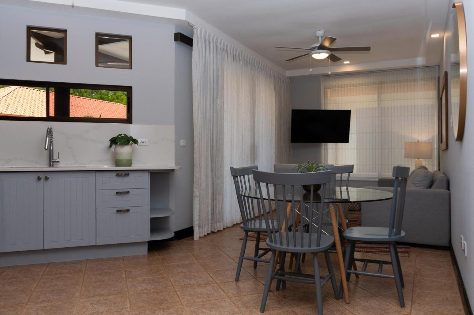 Family Condo Escape 2BR Gated Pool Jacuzzis Security Terrace 2km Walk Beach and Town