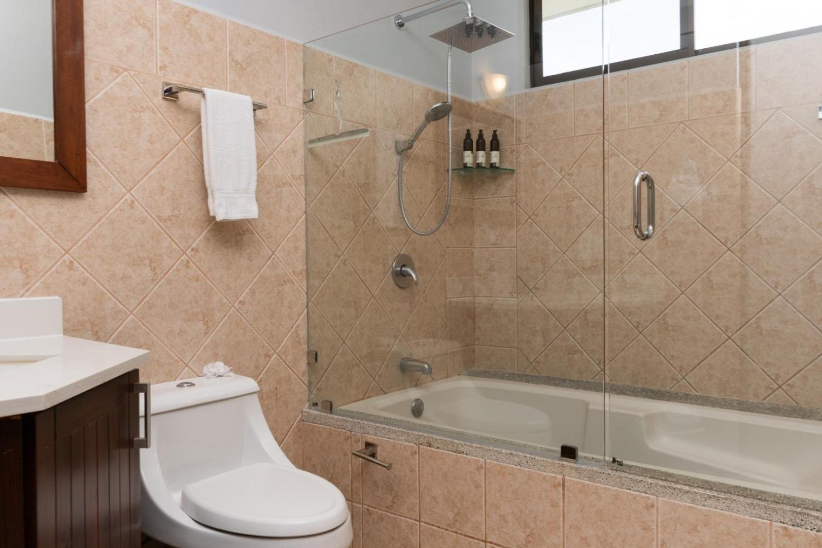 Family Condo Escape 2BR Gated Pool Jacuzzis Security Terrace 2km Walk Beach and Town